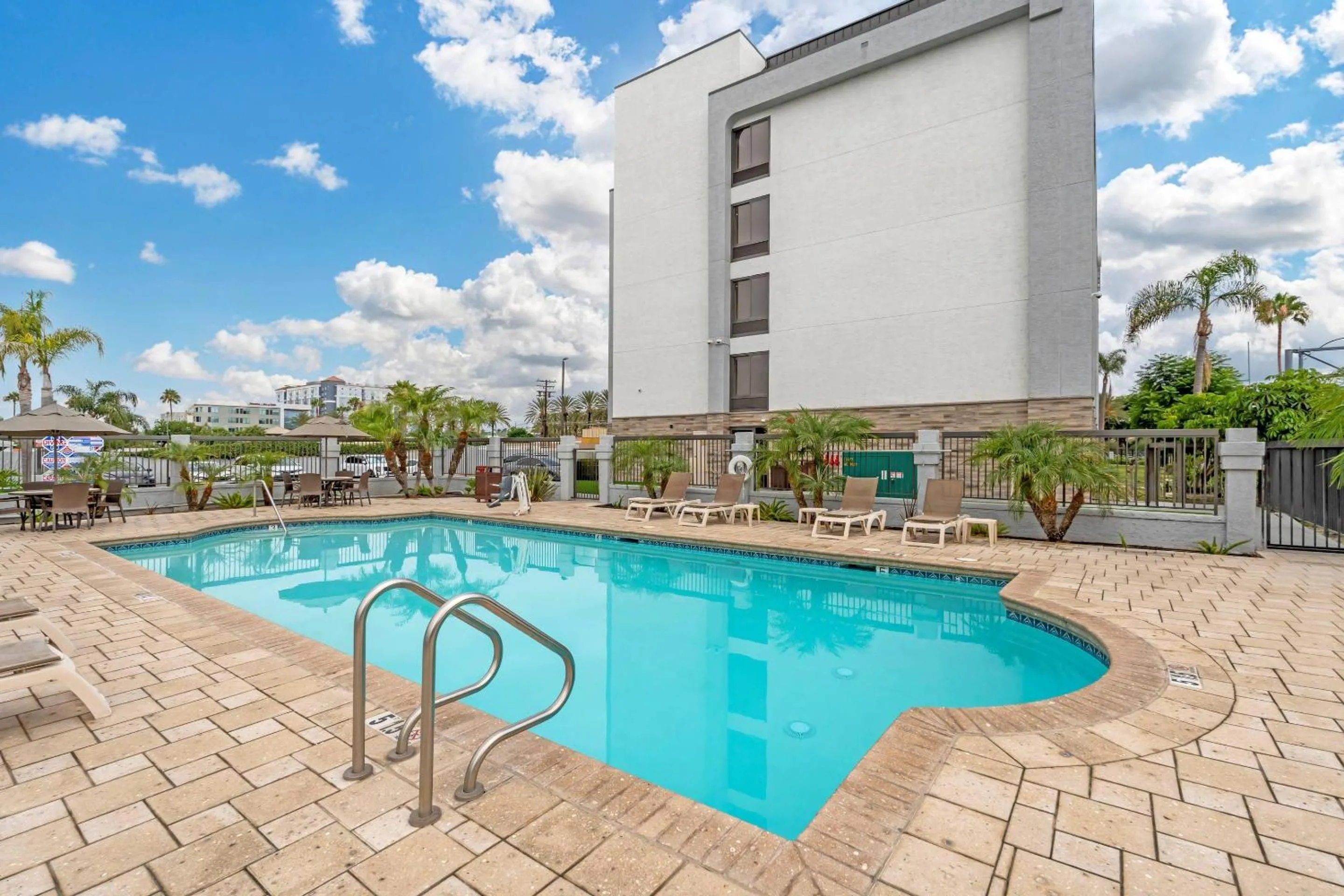Swimming pool in Comfort Inn Anaheim Resort