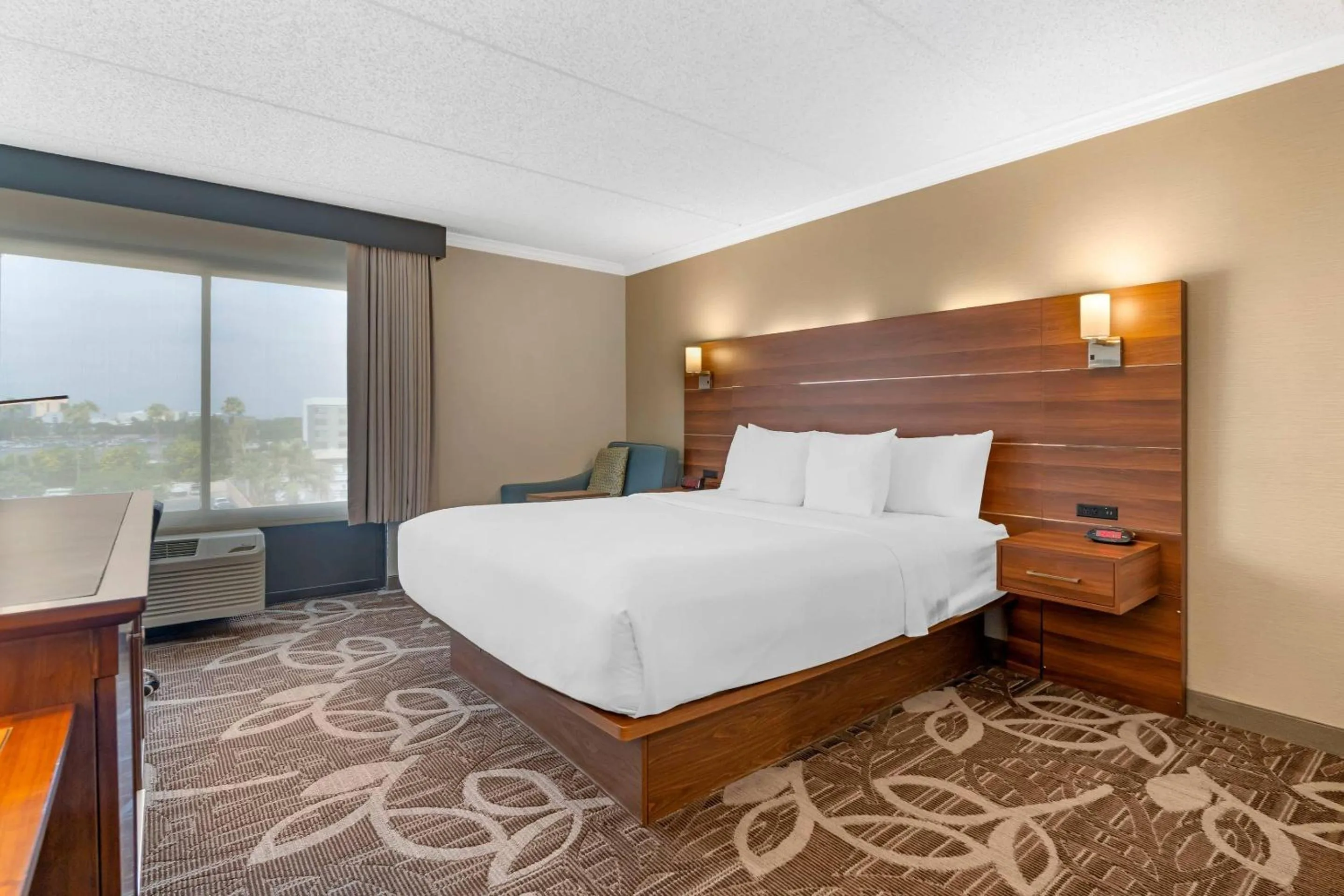 Bedroom, Bed in Comfort Inn Anaheim Resort
