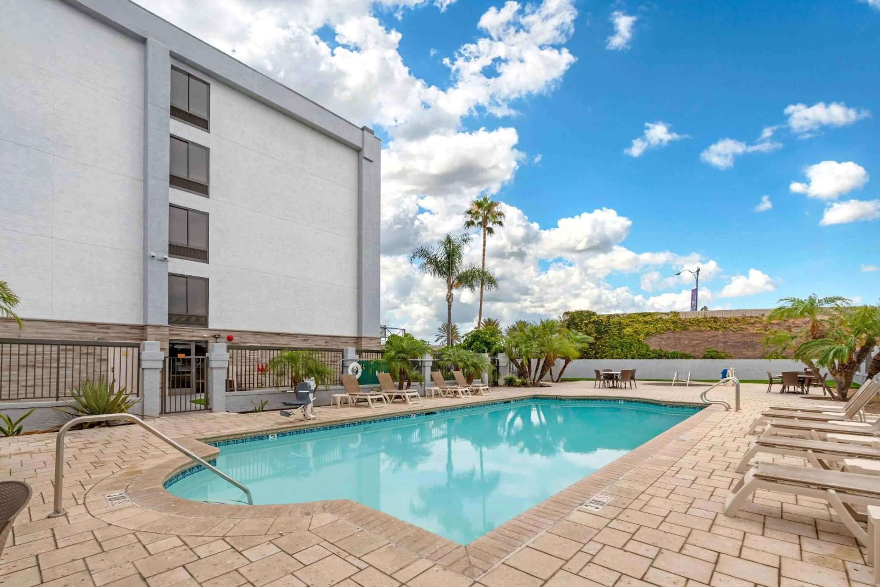 Swimming pool in Comfort Inn Anaheim Resort