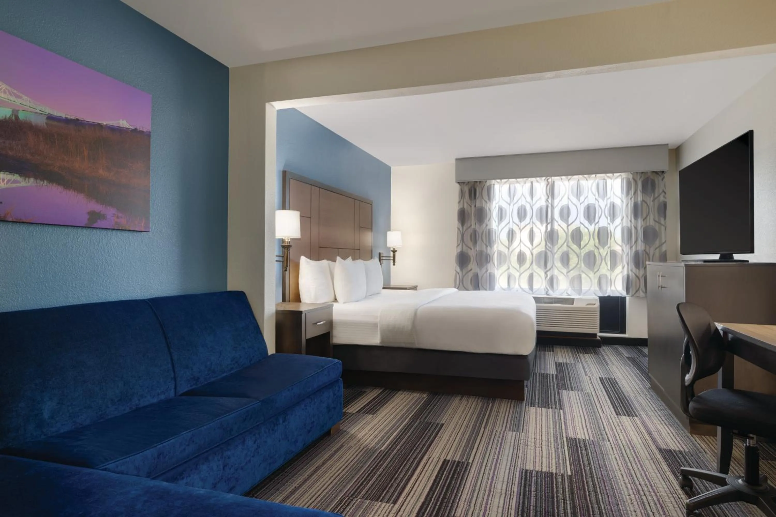 Photo of the whole room, Bed in La Quinta by Wyndham Springfield Airport Plaza