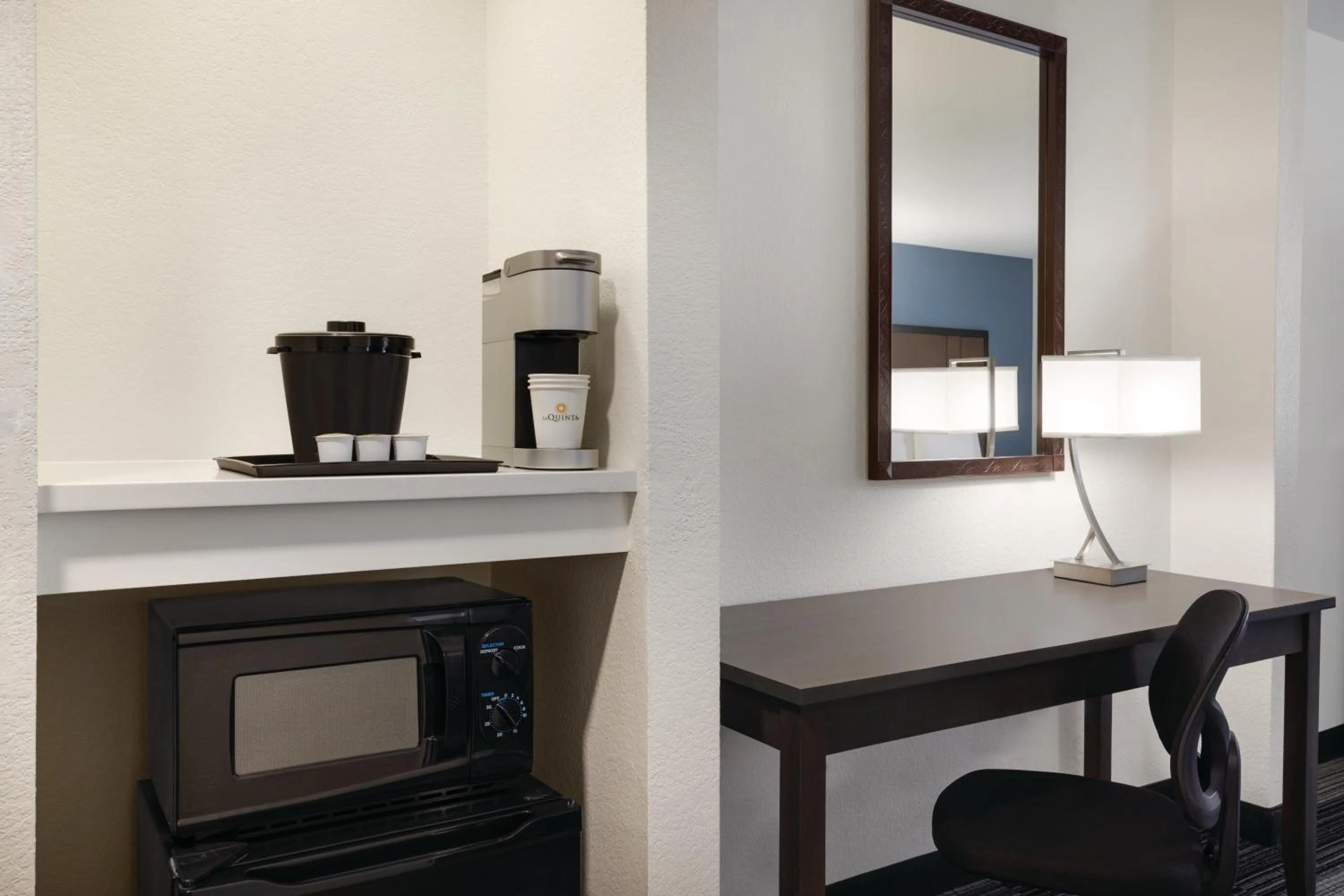 Coffee/tea facilities in La Quinta by Wyndham Springfield Airport Plaza