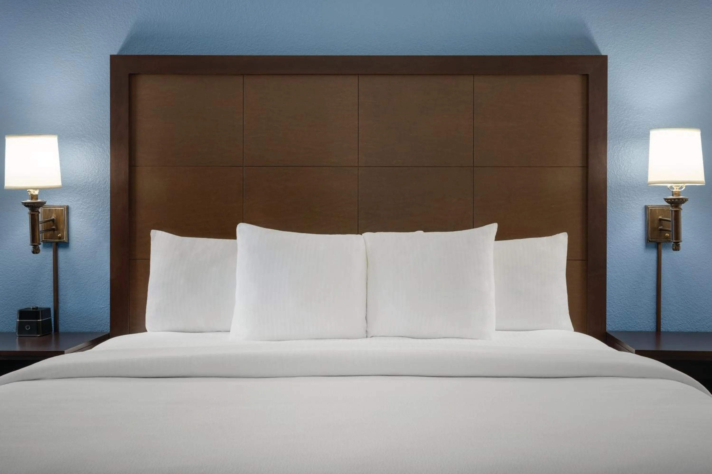 Bed in La Quinta by Wyndham Springfield Airport Plaza