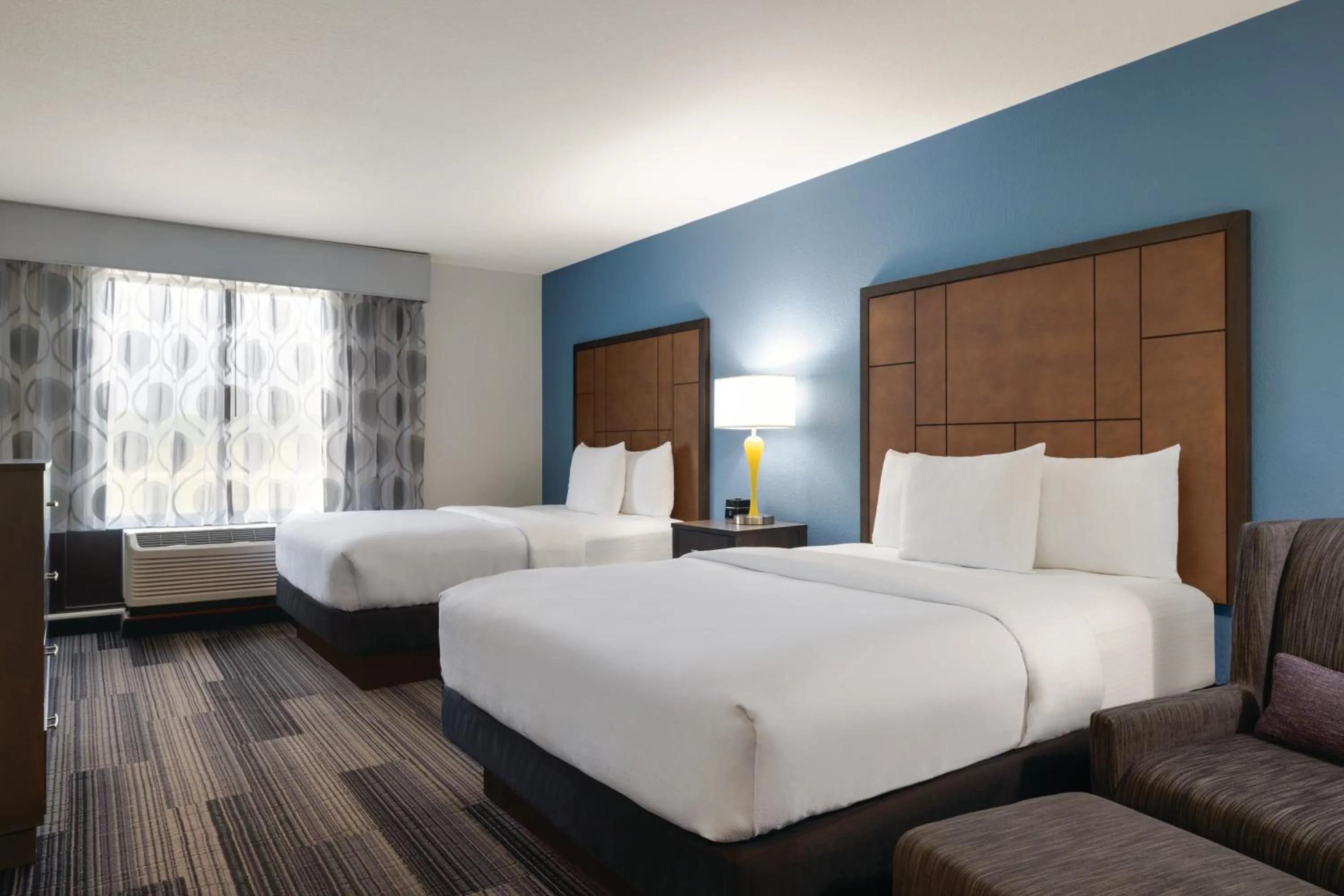 Photo of the whole room, Bed in La Quinta by Wyndham Springfield Airport Plaza