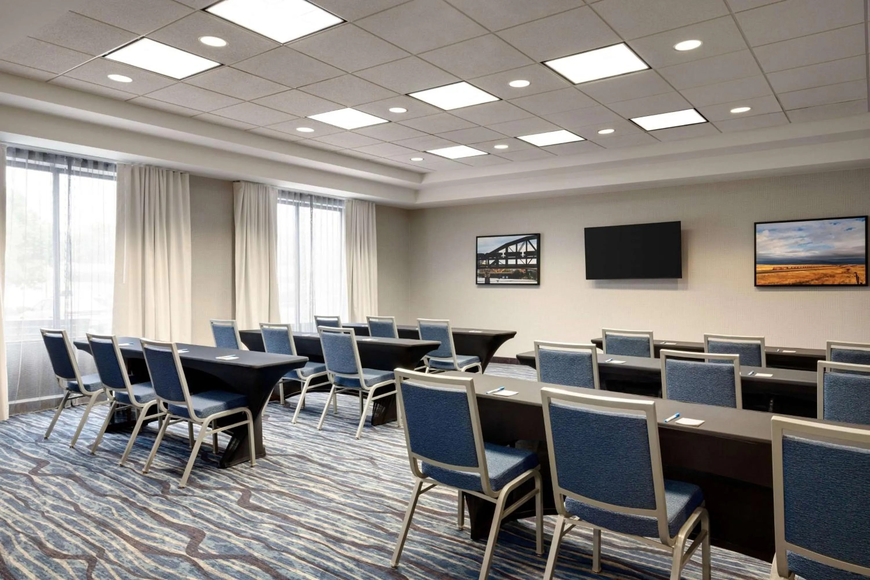 Meeting/conference room in La Quinta by Wyndham Springfield Airport Plaza