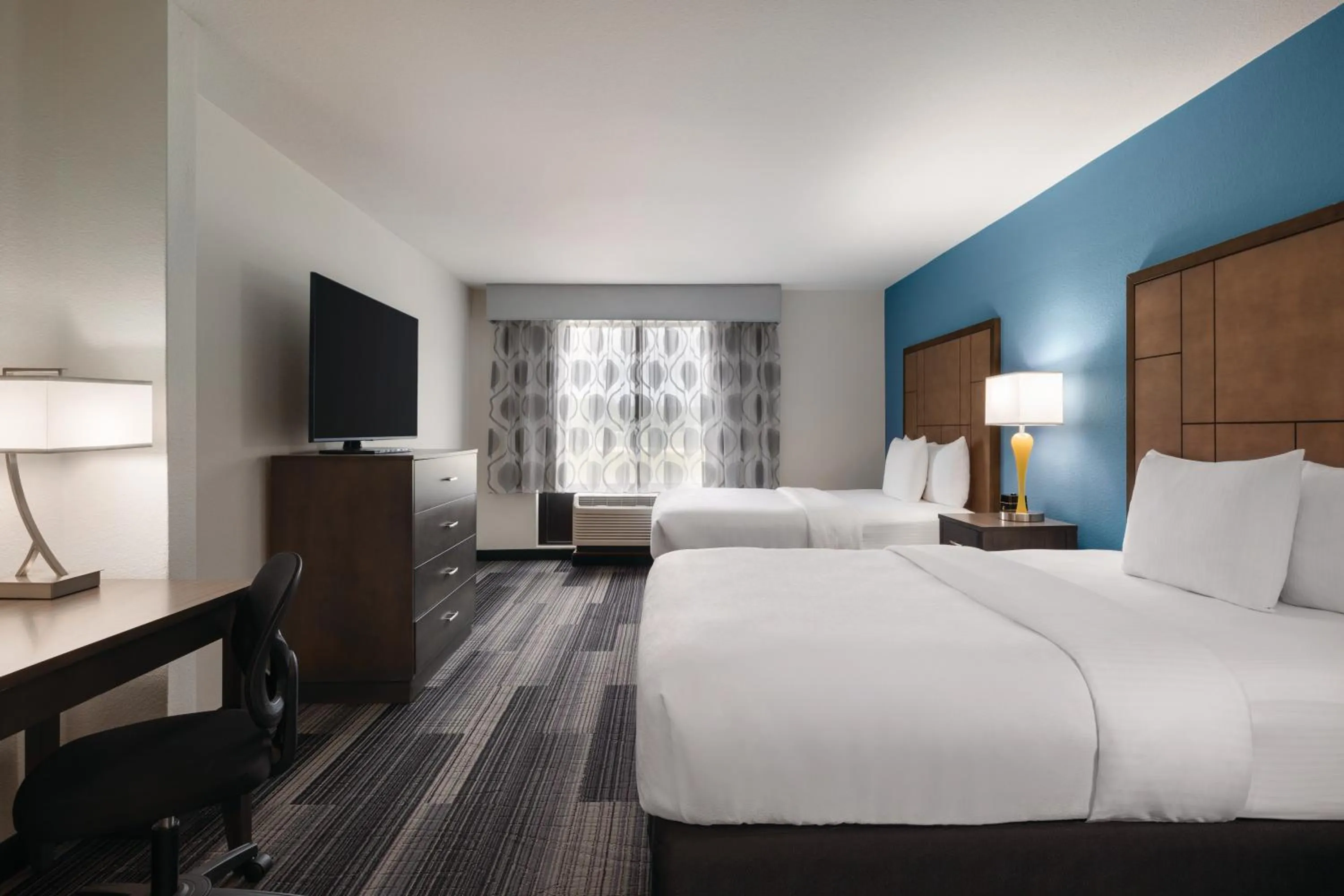 Photo of the whole room, Bed in La Quinta by Wyndham Springfield Airport Plaza