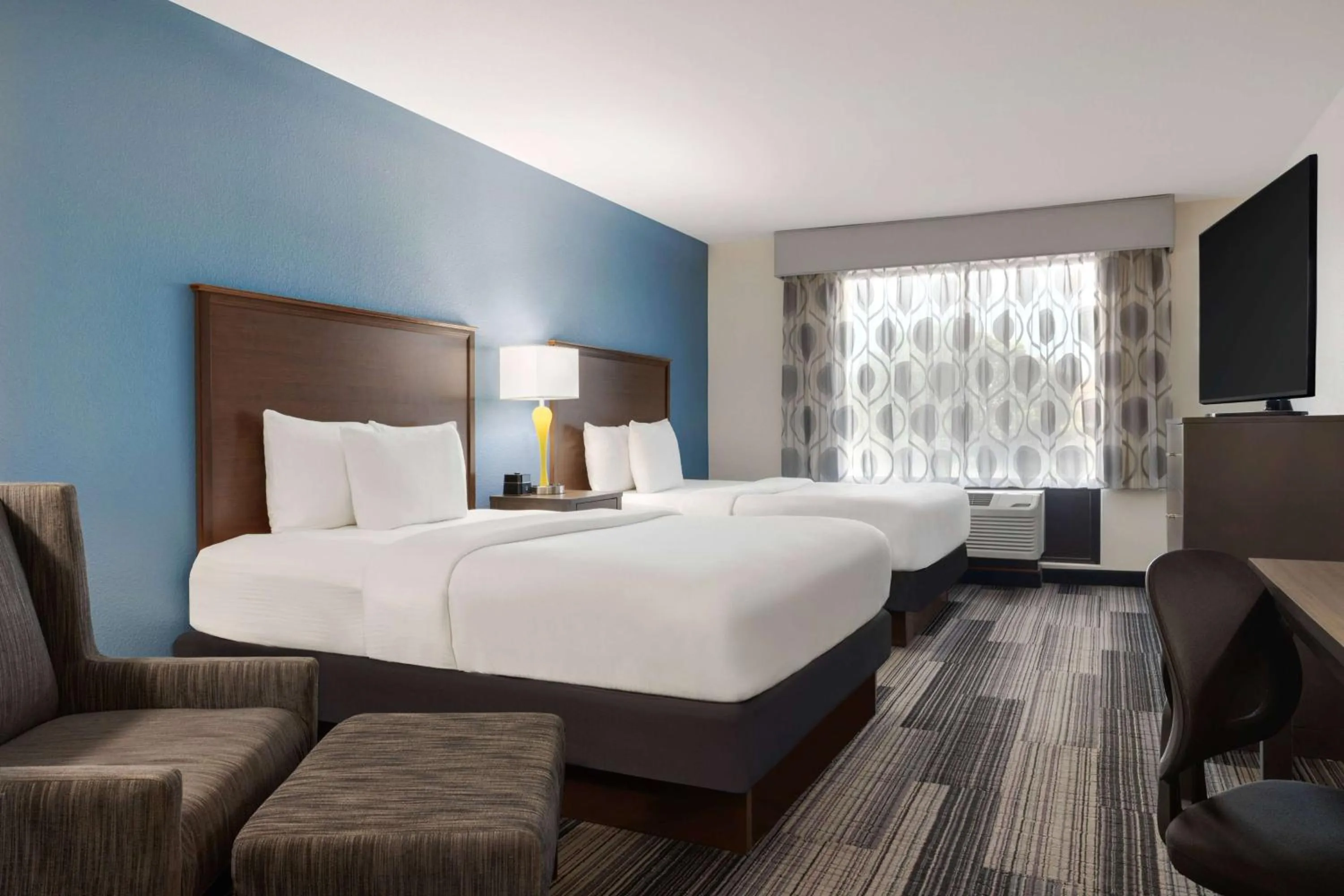 Photo of the whole room, Bed in La Quinta by Wyndham Springfield Airport Plaza