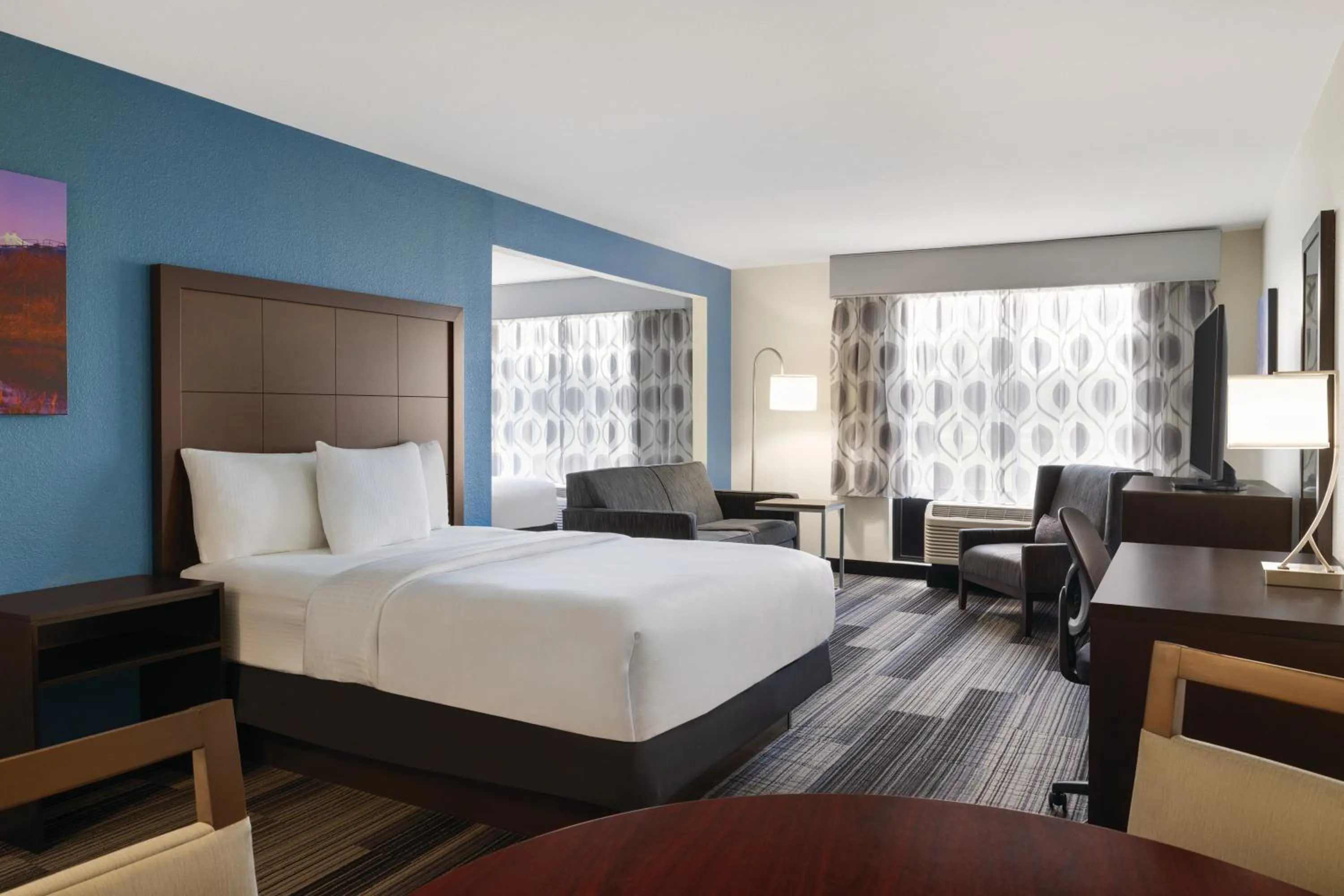 Photo of the whole room, Bed in La Quinta by Wyndham Springfield Airport Plaza