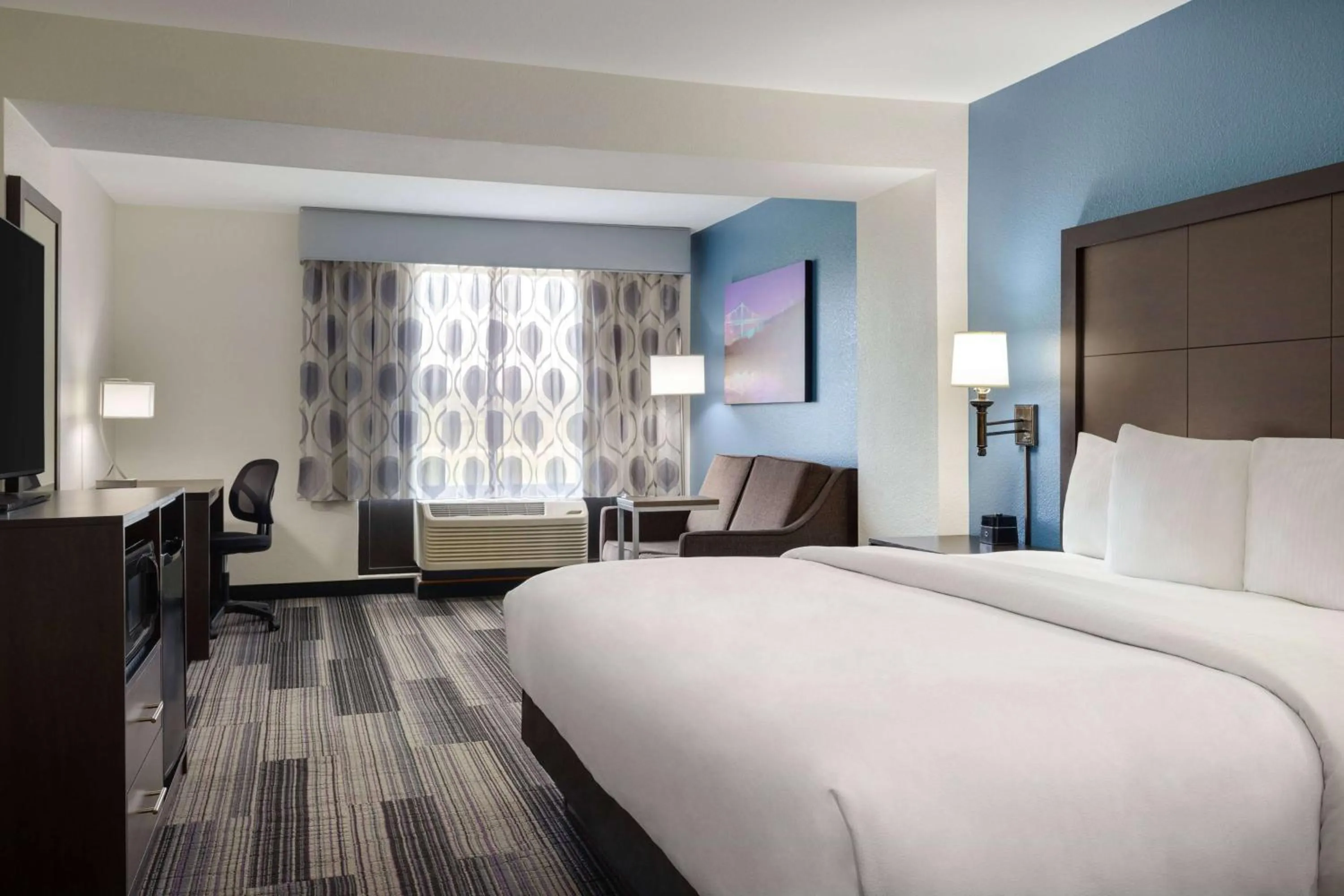 Photo of the whole room, Bed in La Quinta by Wyndham Springfield Airport Plaza