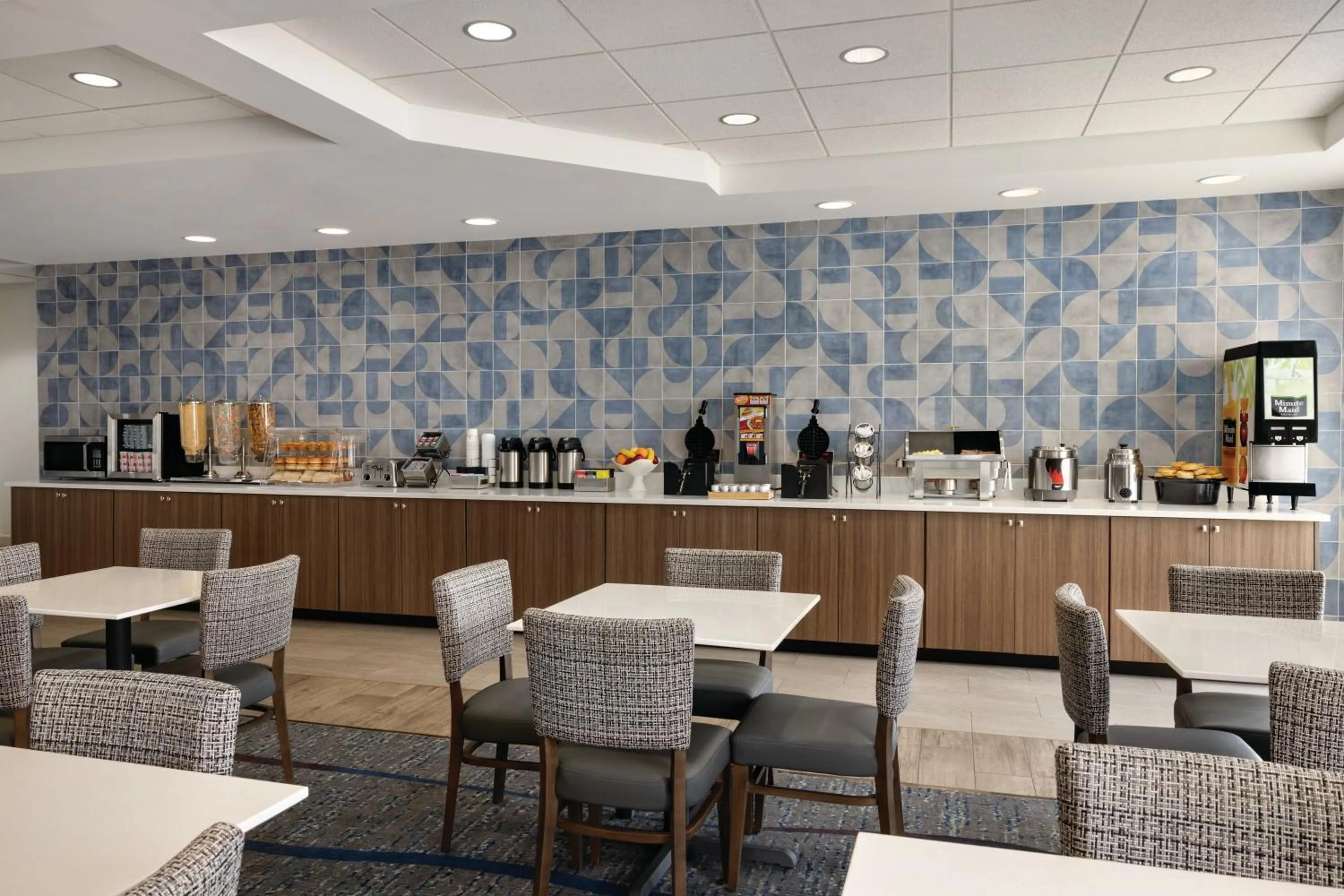 Breakfast in La Quinta by Wyndham Springfield Airport Plaza