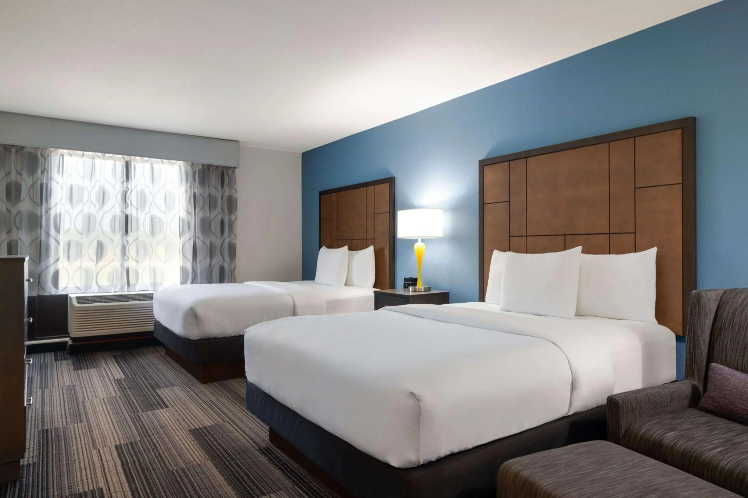 Photo of the whole room, Bed in La Quinta by Wyndham Springfield Airport Plaza
