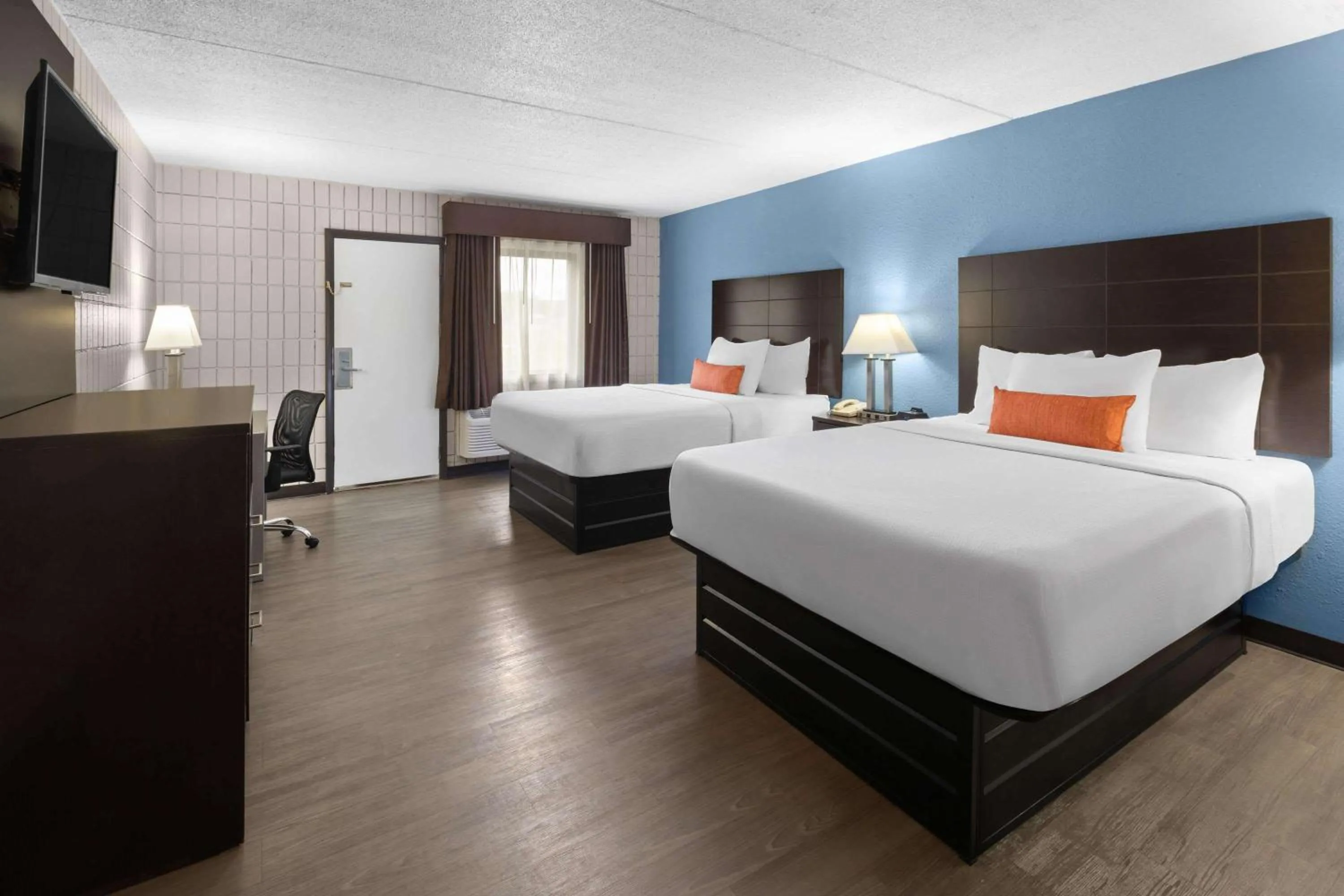 Photo of the whole room, Bed in Baymont Inn and Suites by Wyndham Farmington, MO