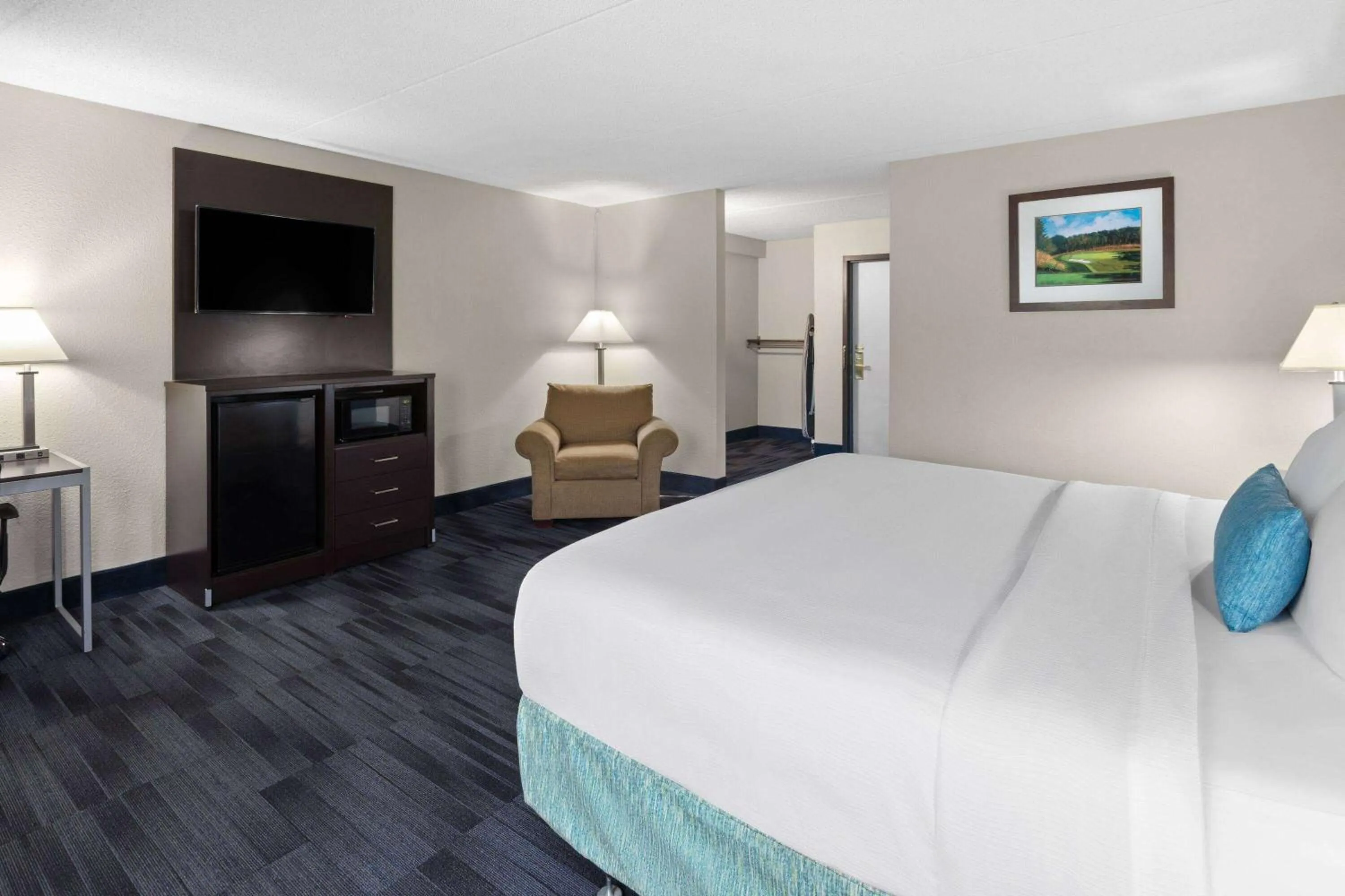 Photo of the whole room, Bed in Baymont Inn and Suites by Wyndham Farmington, MO