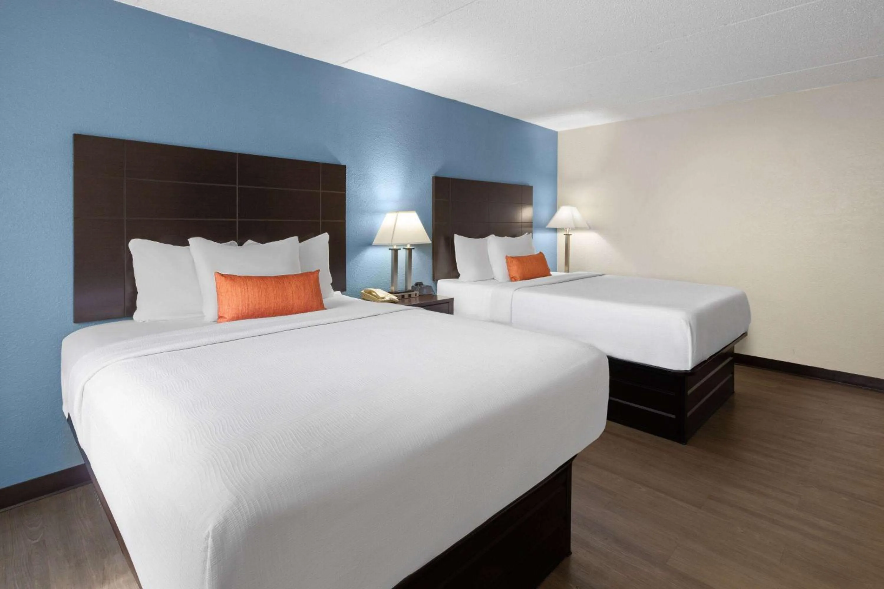 Photo of the whole room, Bed in Baymont Inn and Suites by Wyndham Farmington, MO
