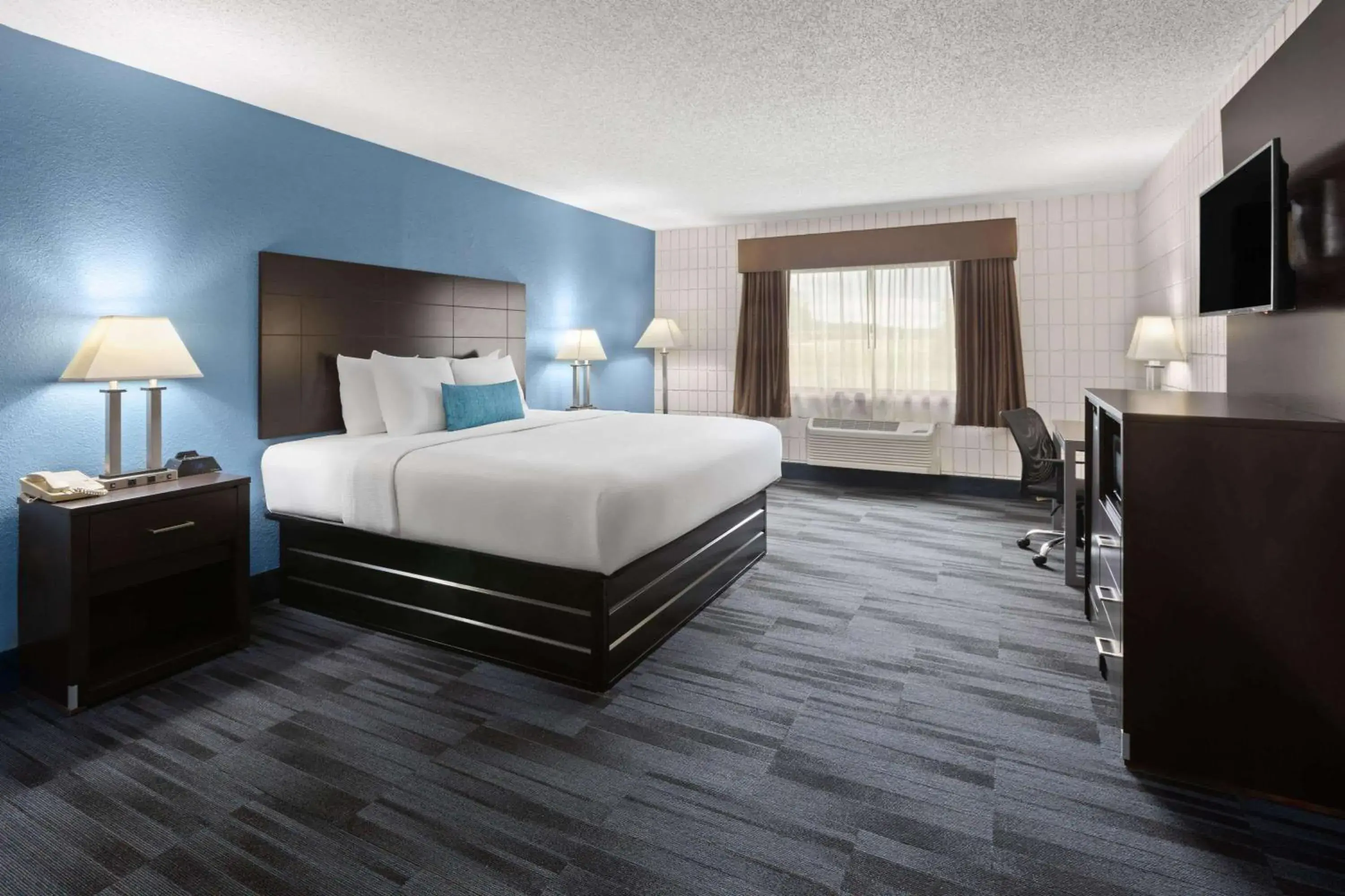 Photo of the whole room, Bed in Baymont Inn and Suites by Wyndham Farmington, MO Photo of the whole room, Bed in Baymont Inn and Suites by Wyndham Farmington, MO