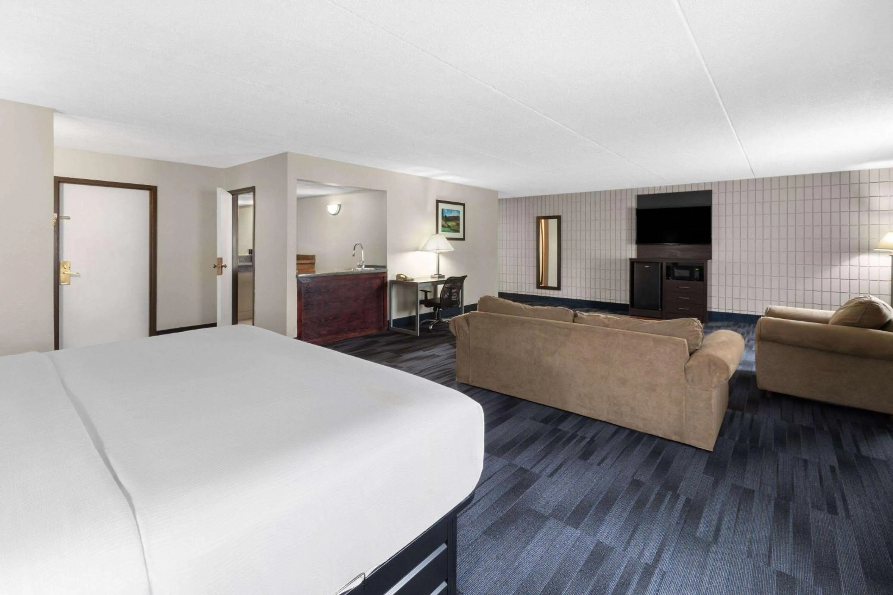 Photo of the whole room, Bed in Baymont Inn and Suites by Wyndham Farmington, MO