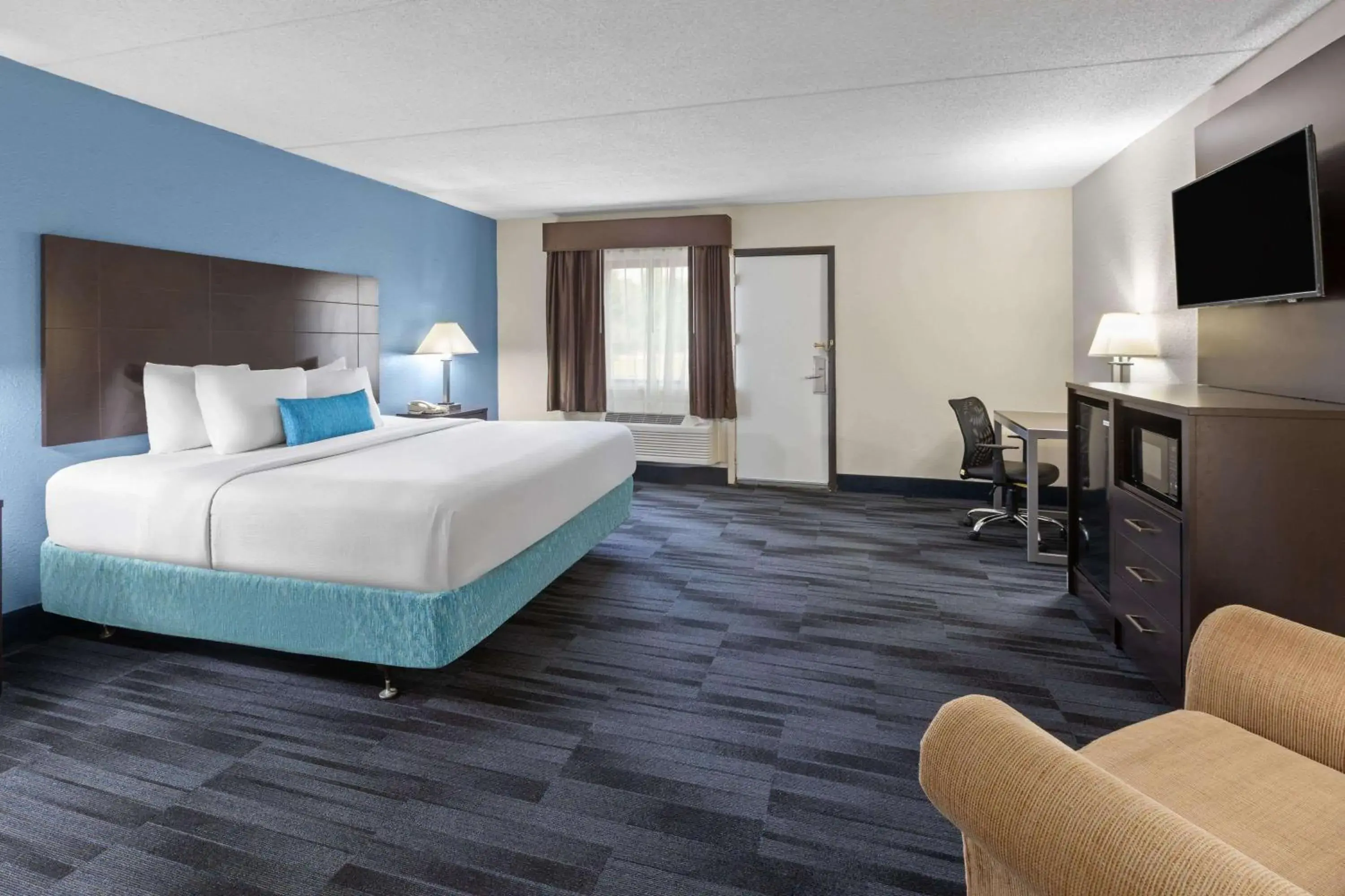 King Room with Roll-In Shower - Mobility Accessible/Non-Smoking in Baymont Inn and Suites by Wyndham Farmington, MO King Room with Roll-In Shower - Mobility Accessible/Non-Smoking in Baymont Inn and Suites by Wyndham Farmington, MO