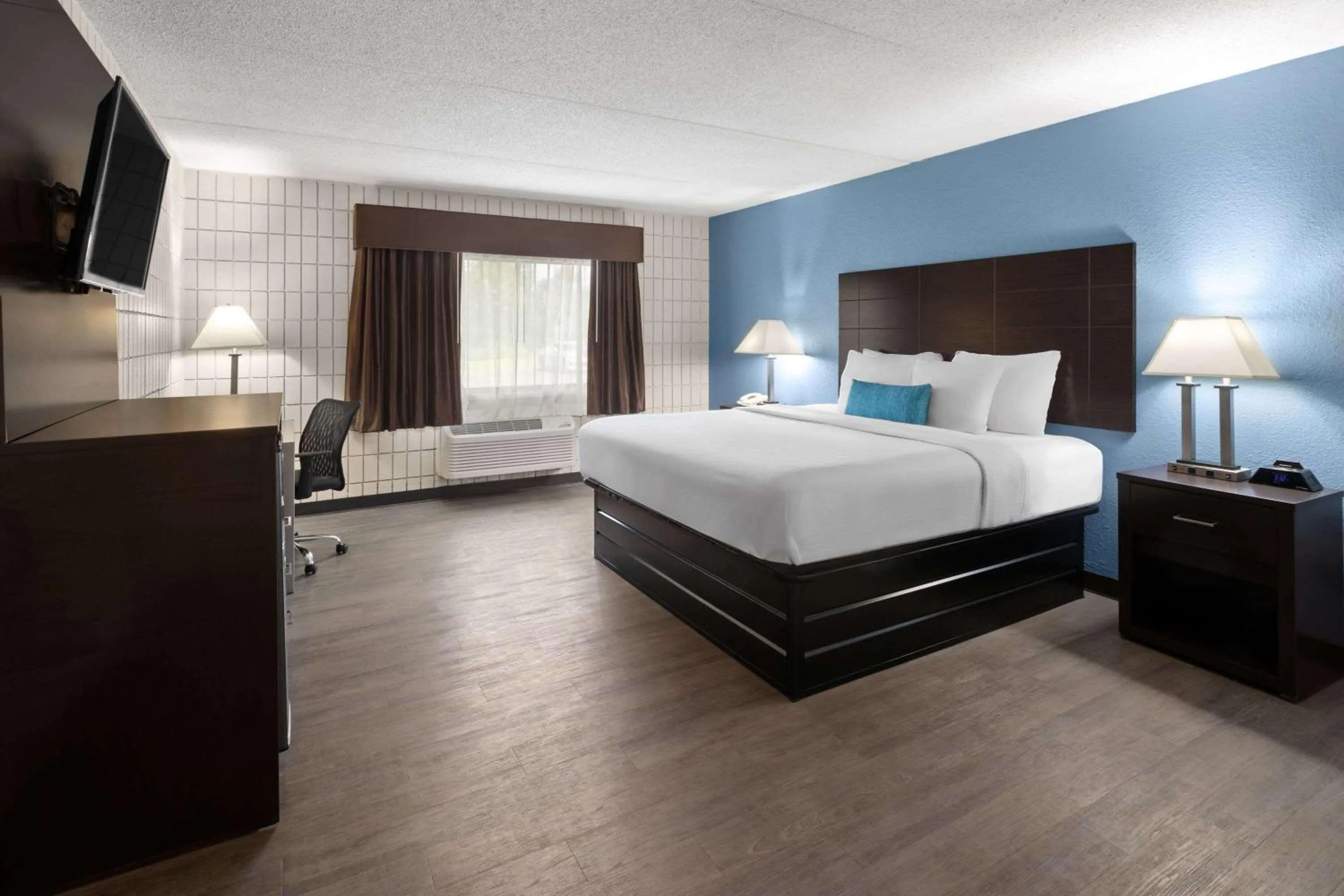Photo of the whole room, Bed in Baymont Inn and Suites by Wyndham Farmington, MO