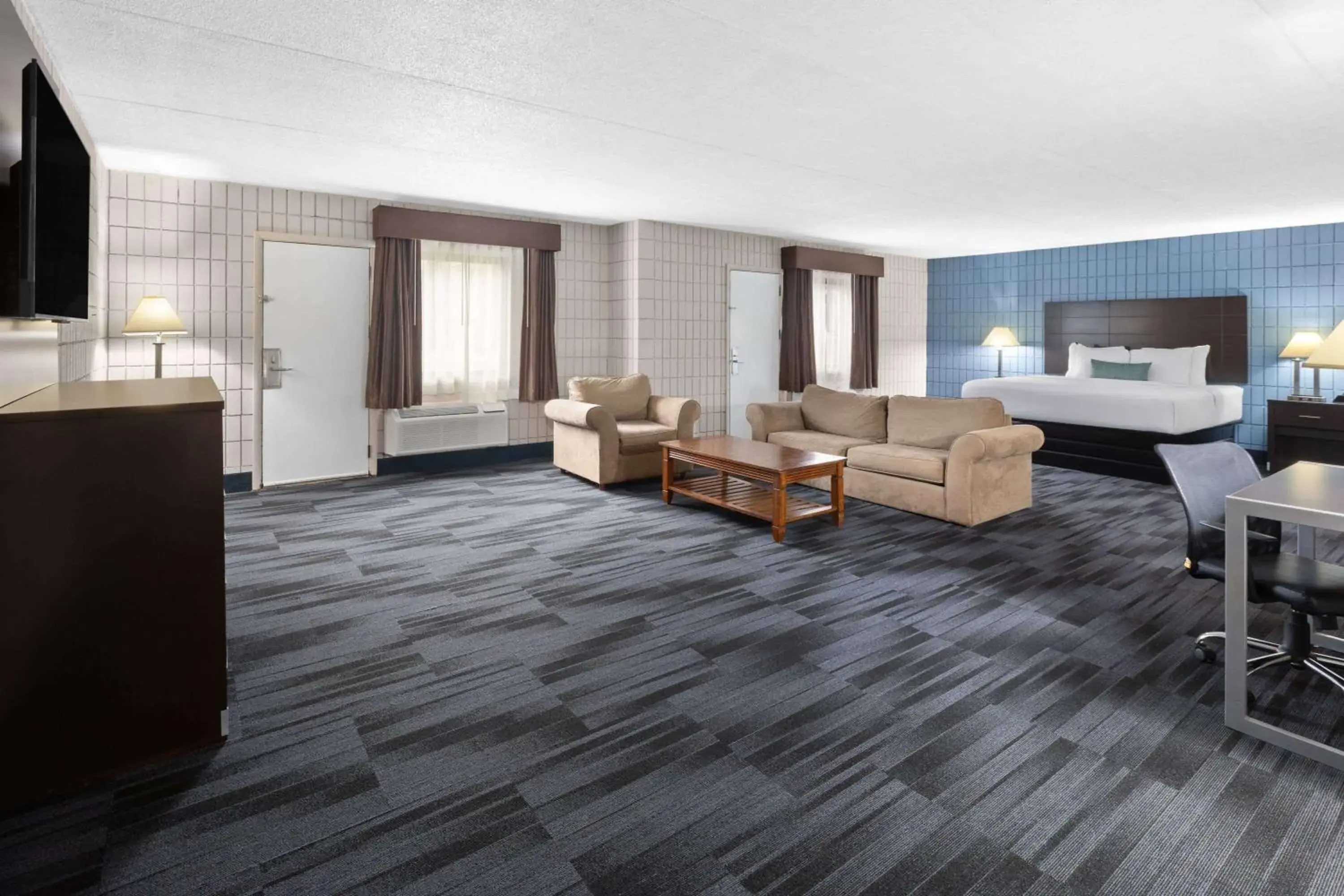King Suite - Non-Smoking in Baymont Inn and Suites by Wyndham Farmington, MO King Suite - Non-Smoking in Baymont Inn and Suites by Wyndham Farmington, MO