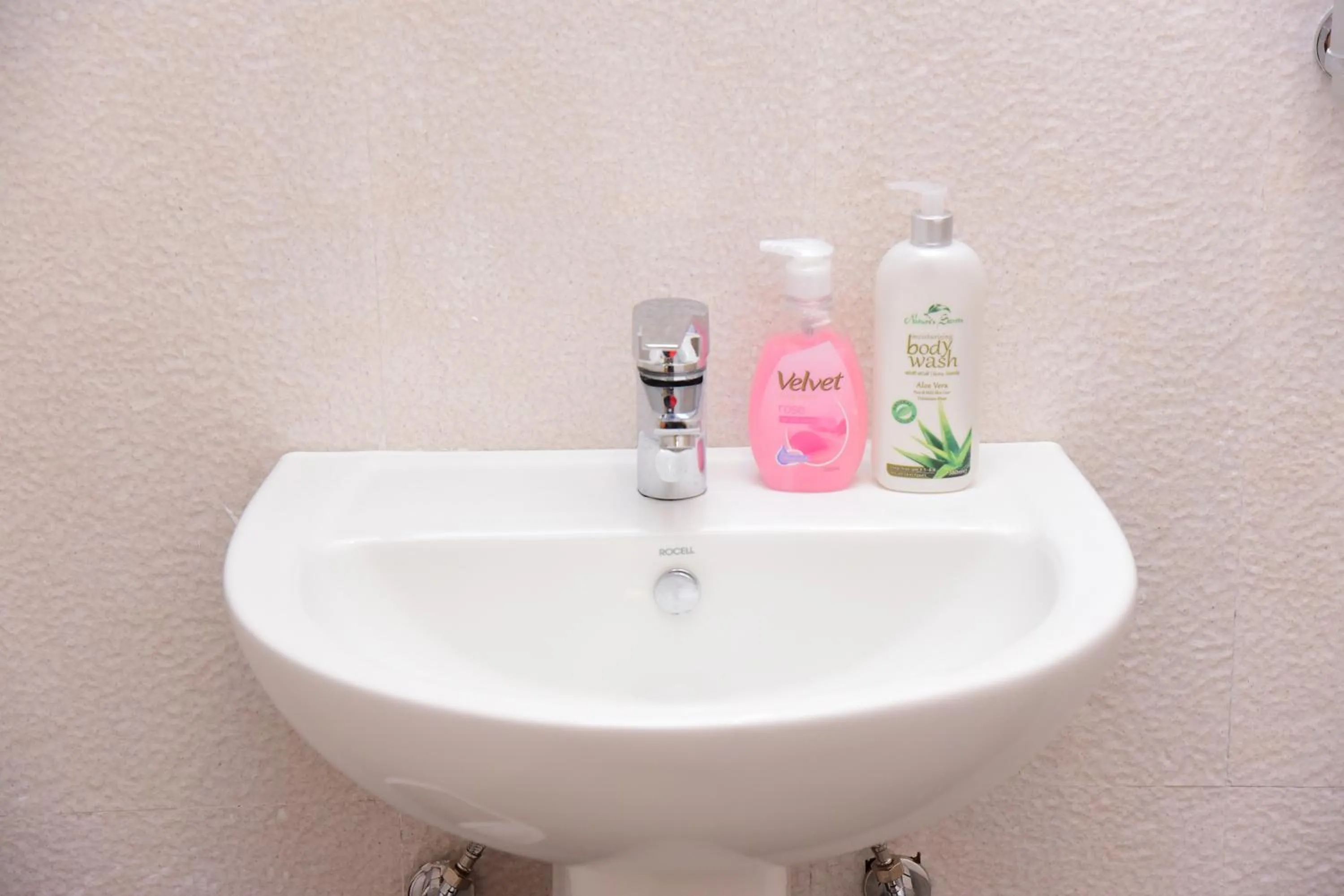 Bathroom in White Villa Airport Transit Hotel