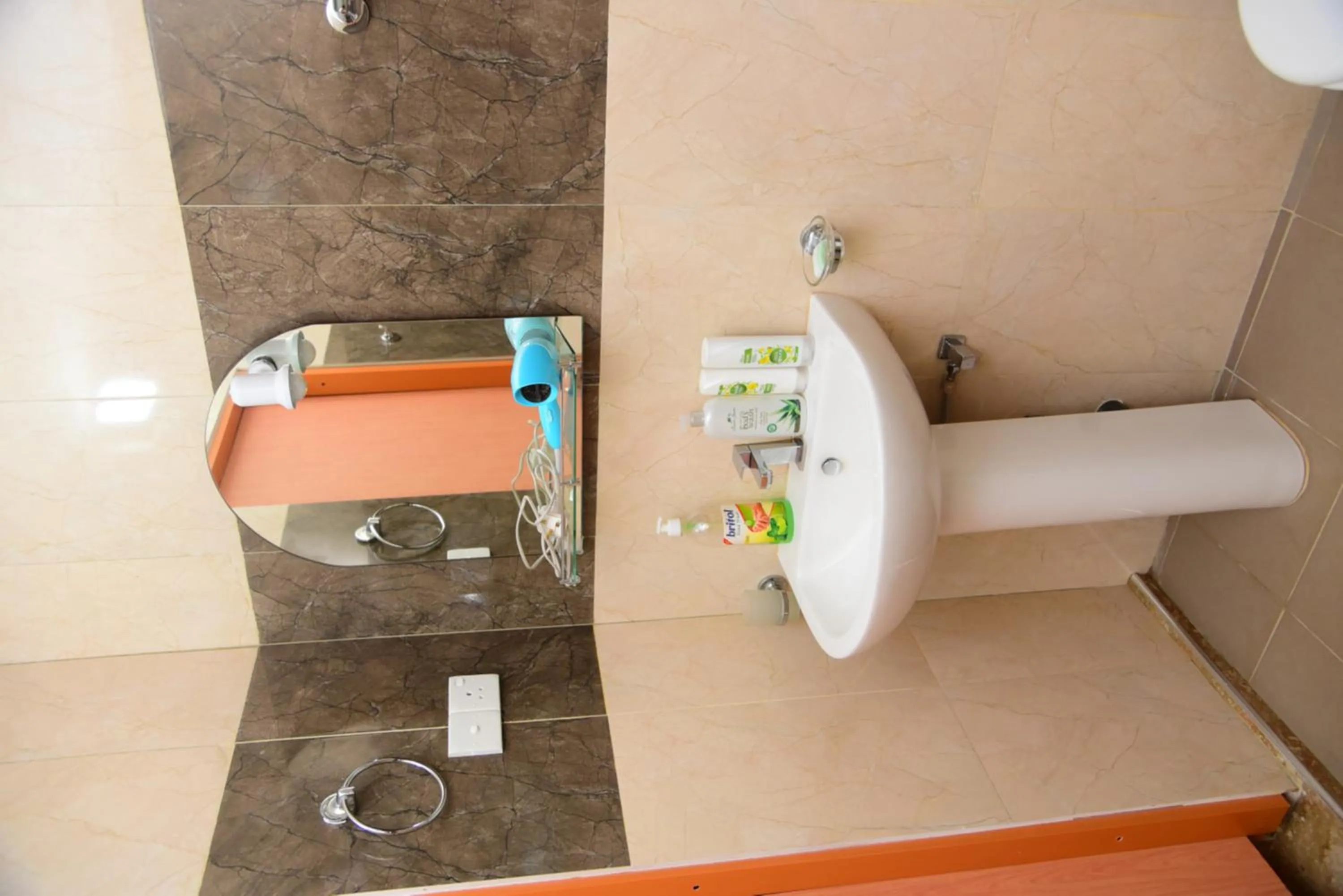 Bathroom in White Villa Airport Transit Hotel