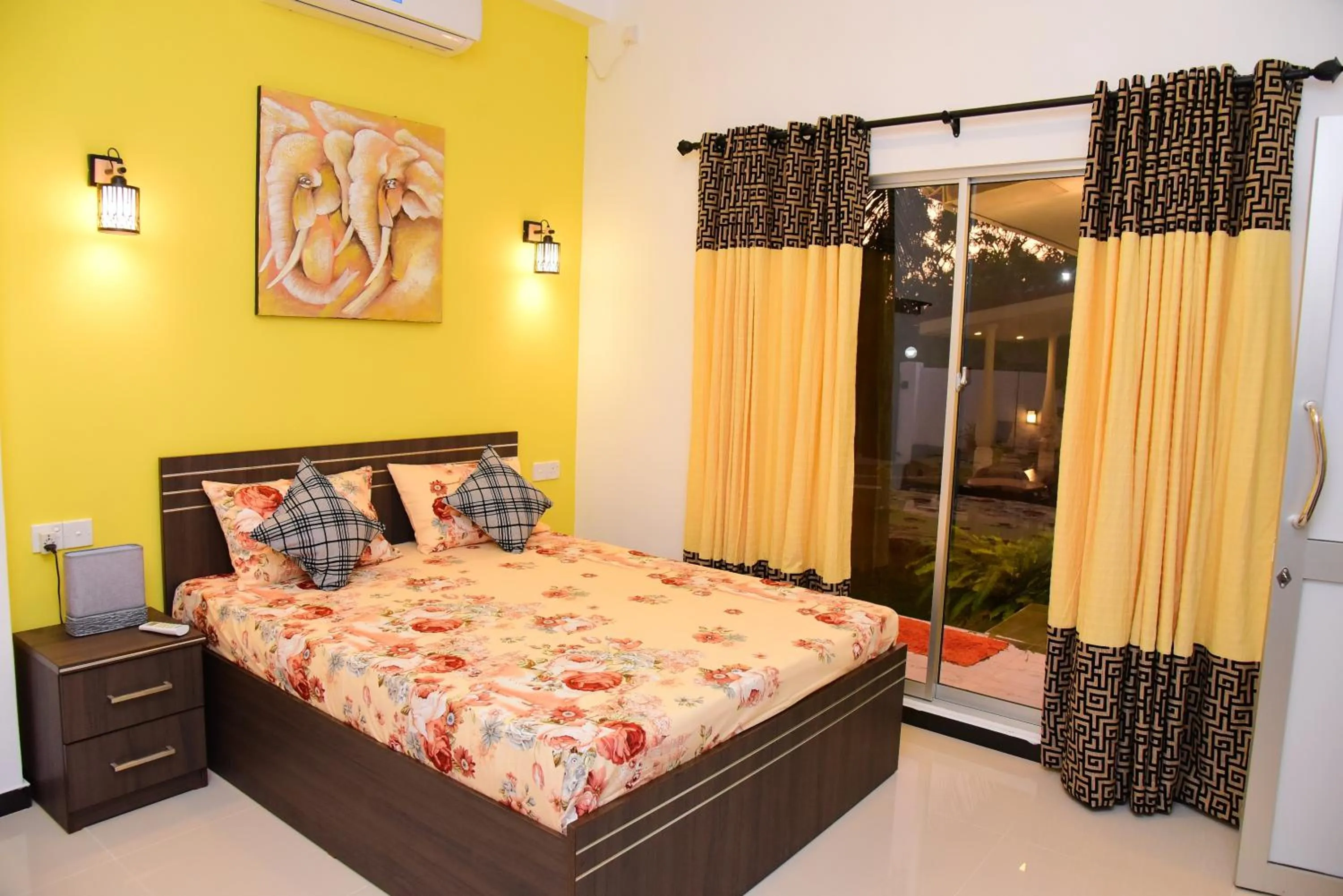 Bedroom, Bed in White Villa Airport Transit Hotel