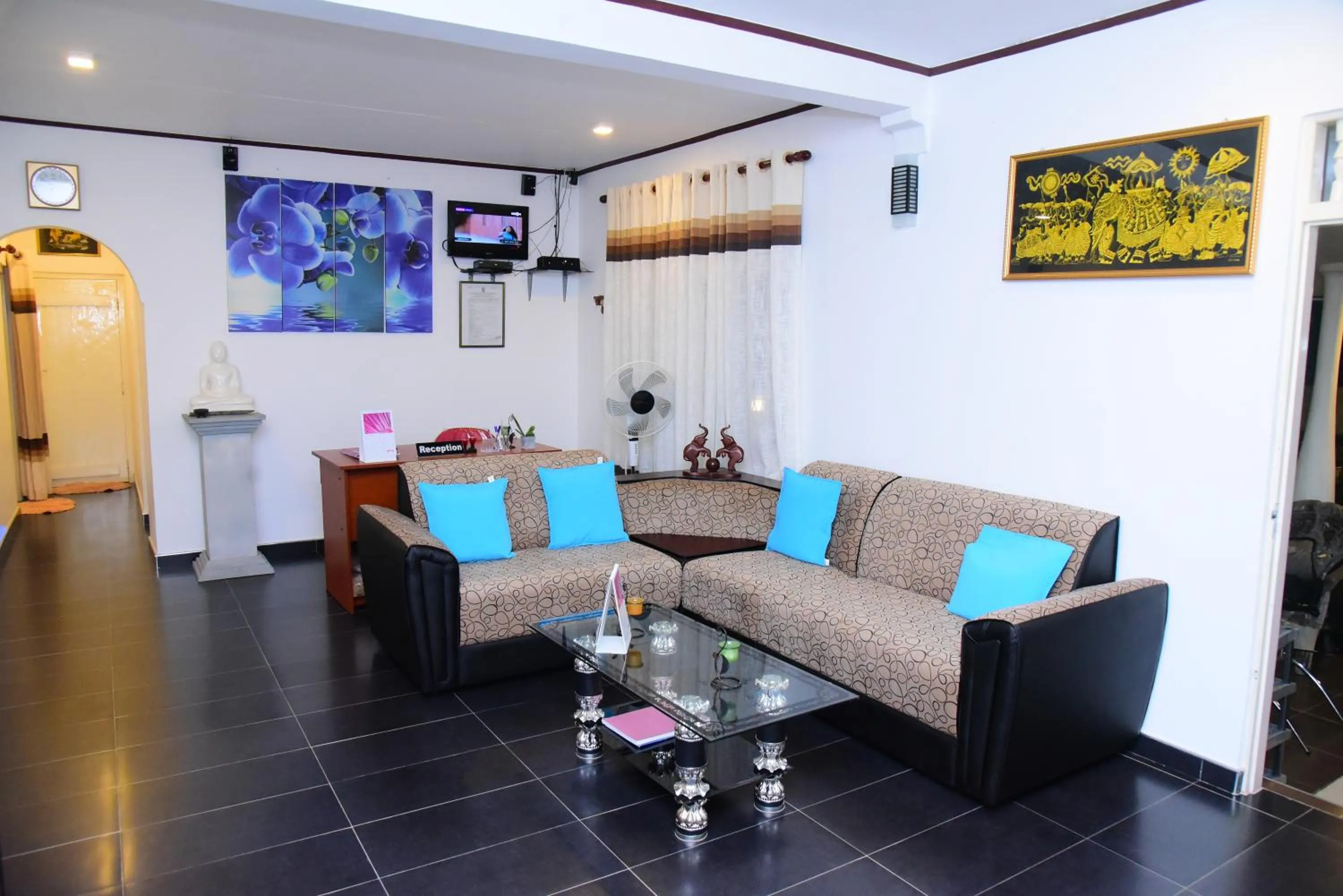 Living room in White Villa Airport Transit Hotel