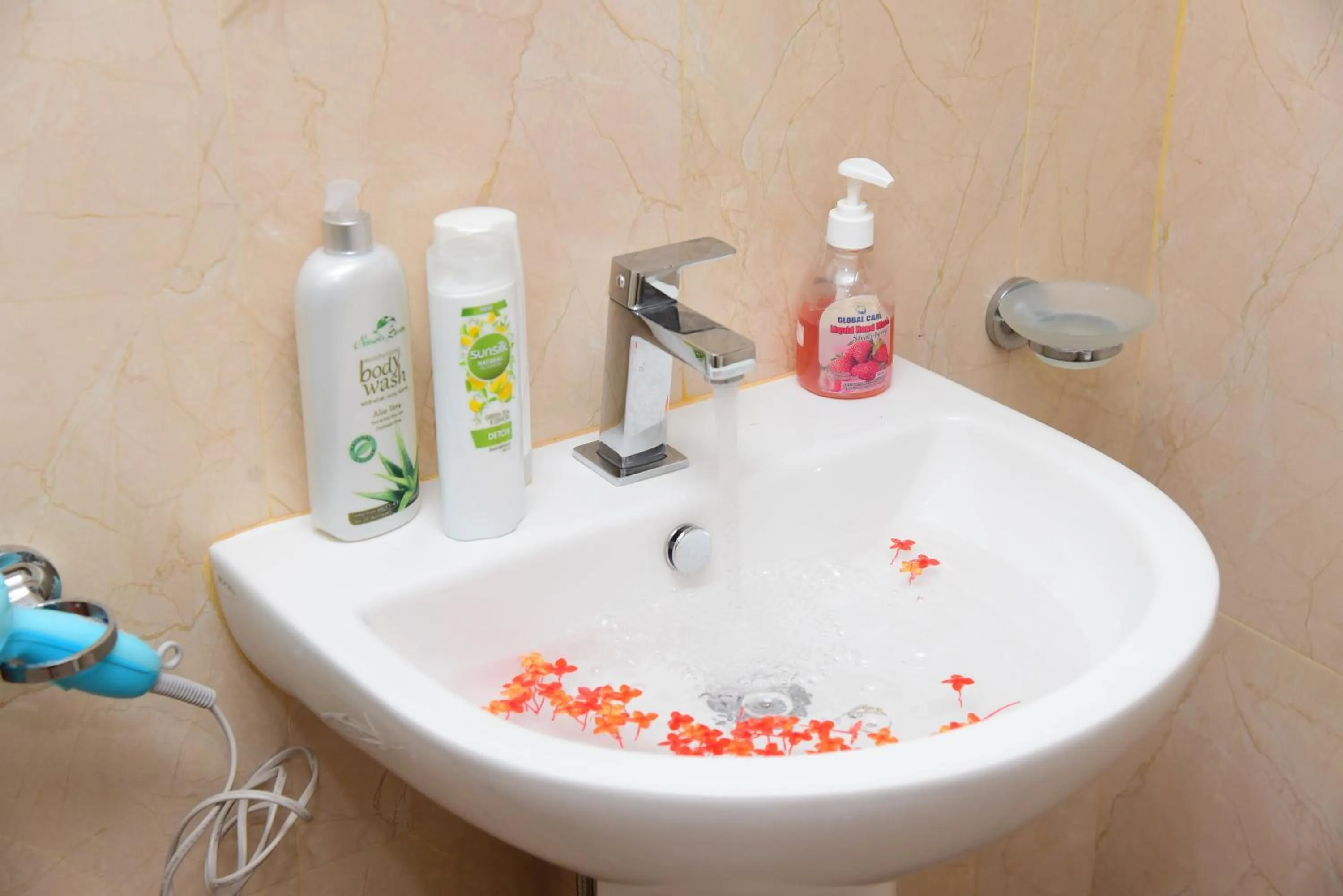 Bathroom in White Villa Airport Transit Hotel