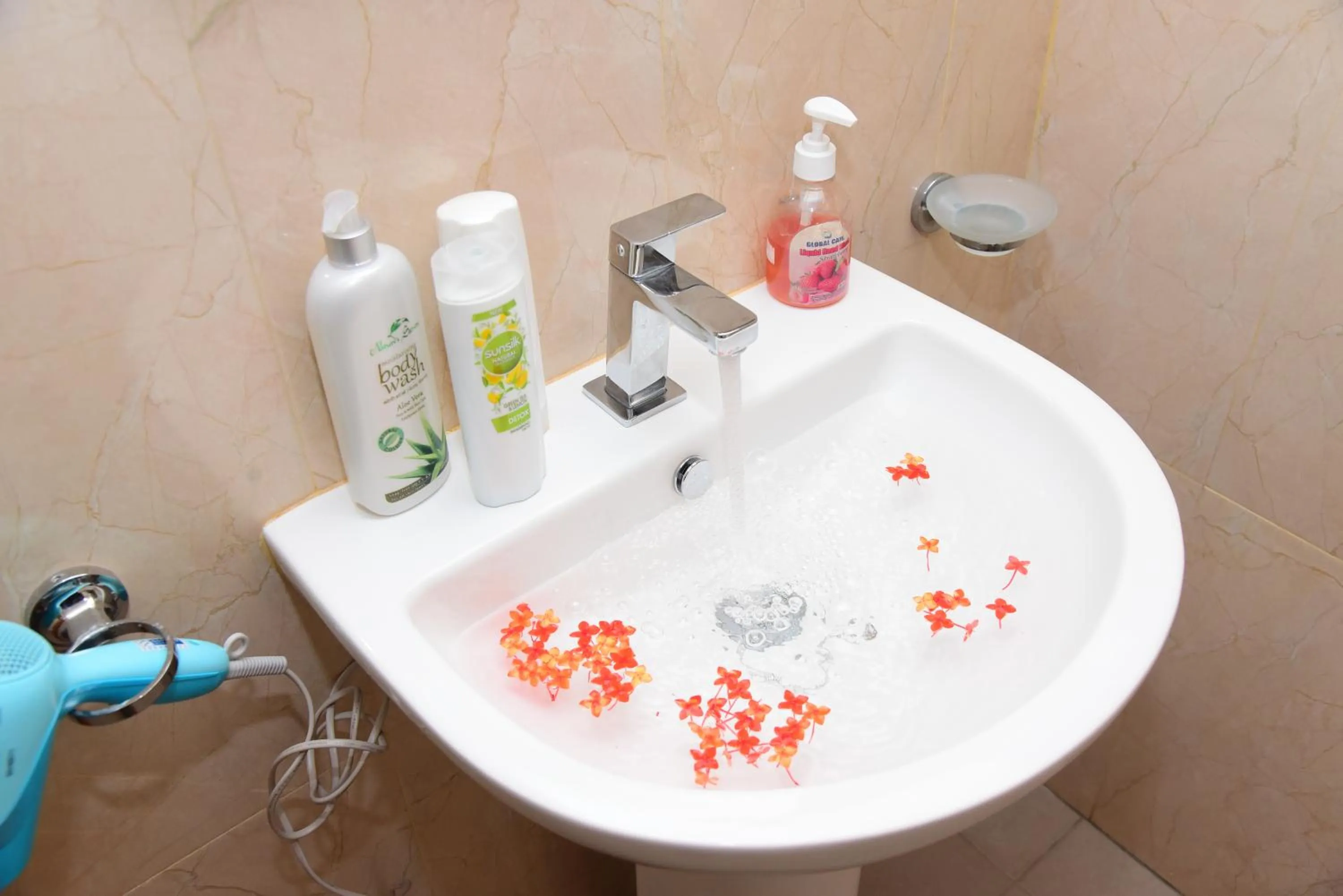 Bathroom in White Villa Airport Transit Hotel