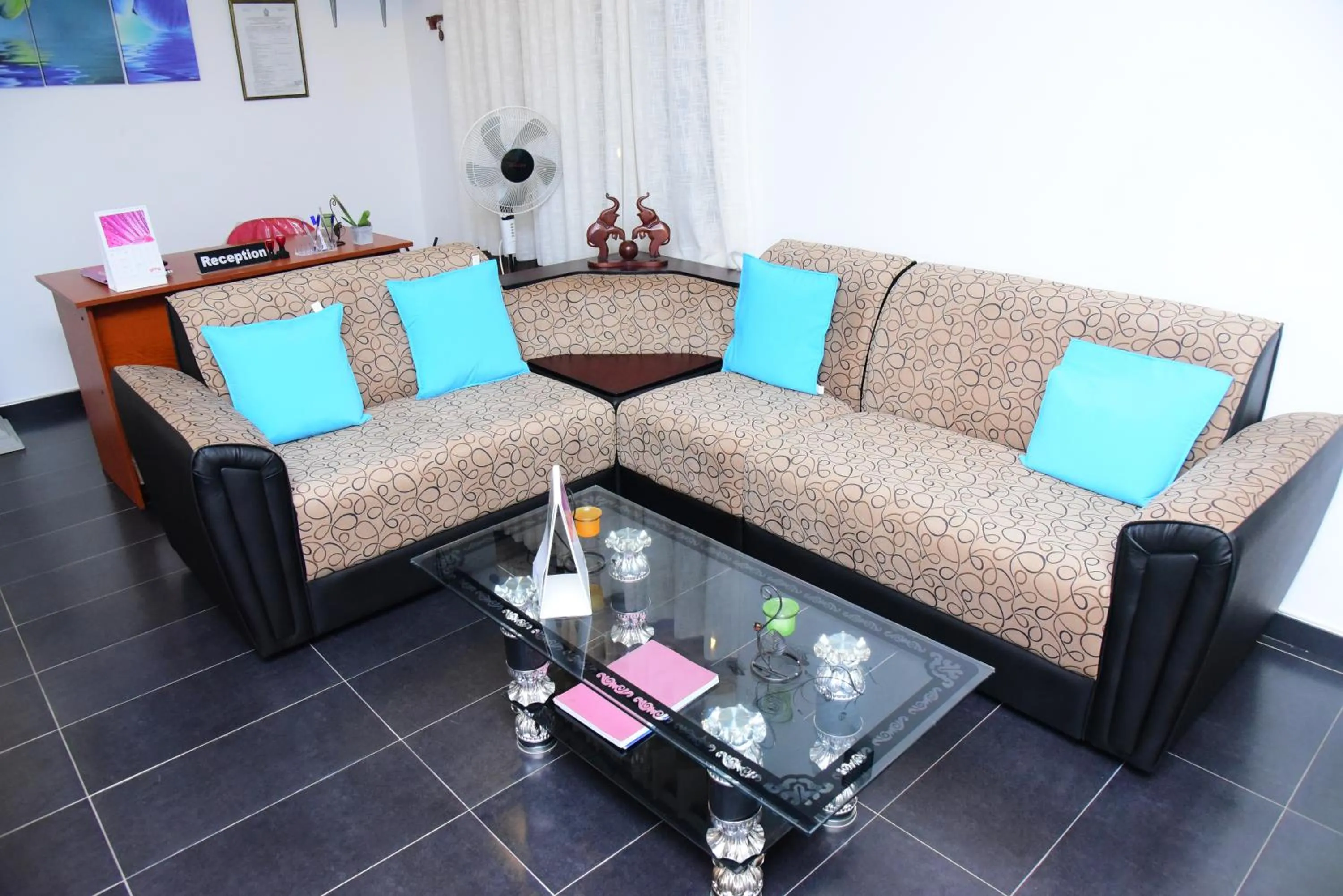 Living room in White Villa Airport Transit Hotel