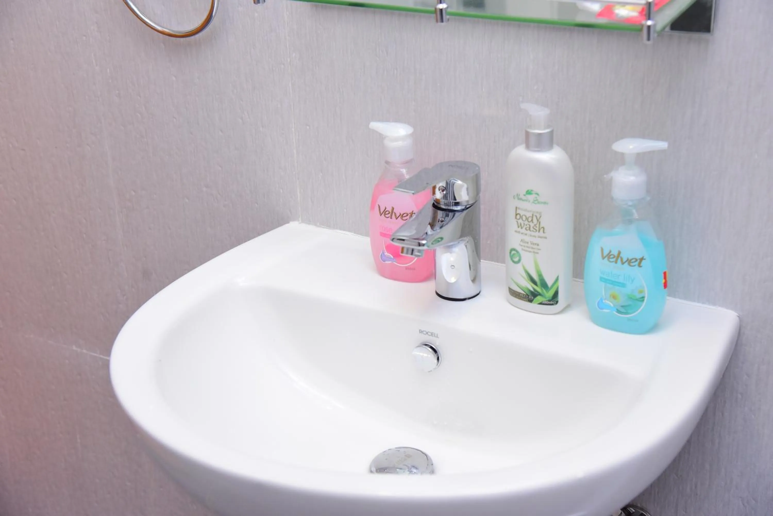 Bathroom in White Villa Airport Transit Hotel