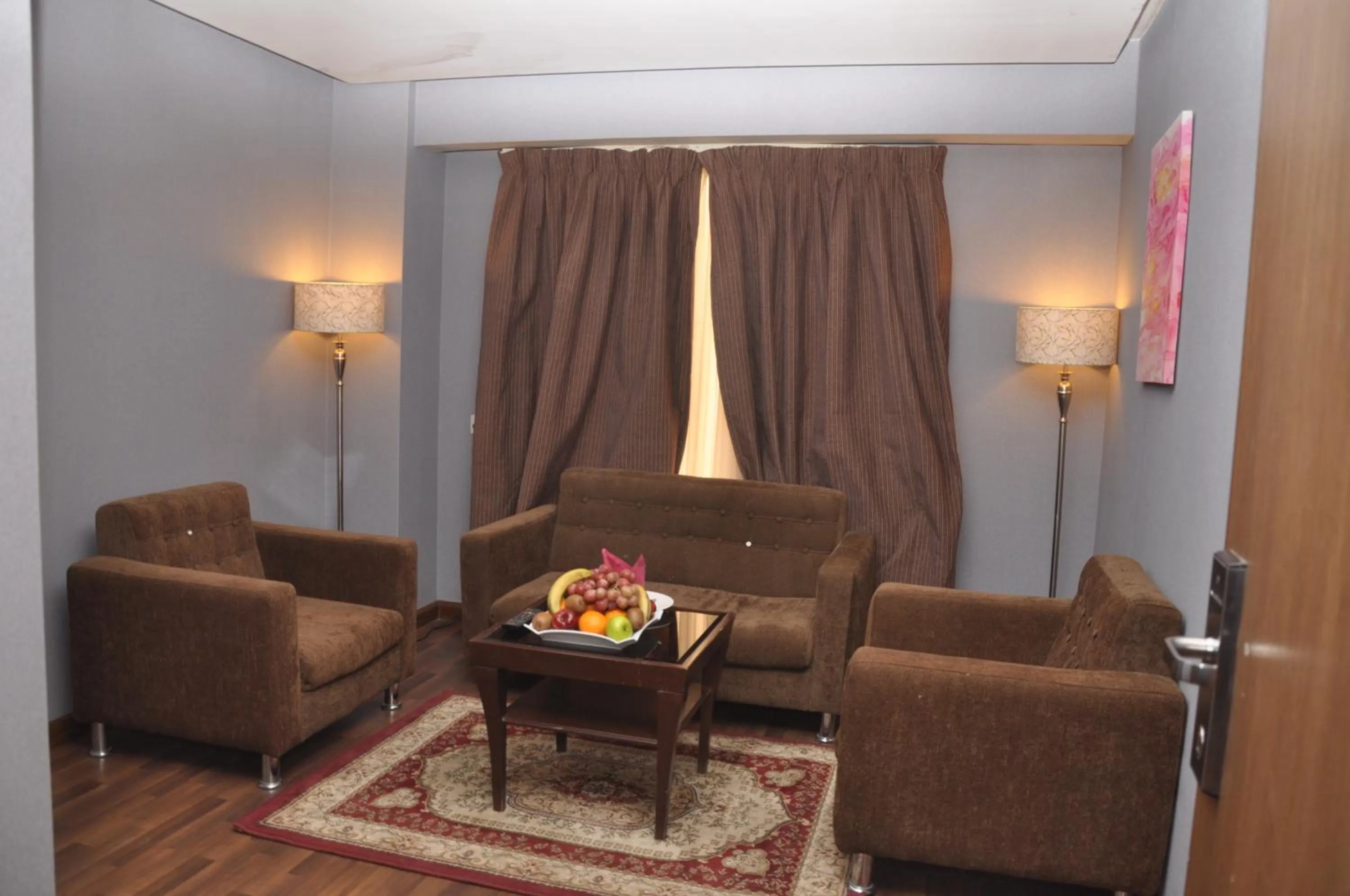 Living room in Reef Al Malaz International Hotel by Al Azmy