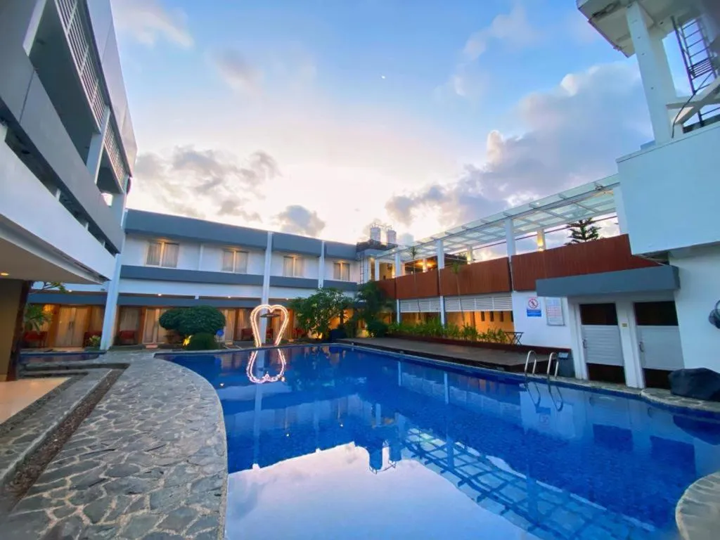Swimming pool in Dafam Hotel Cilacap
