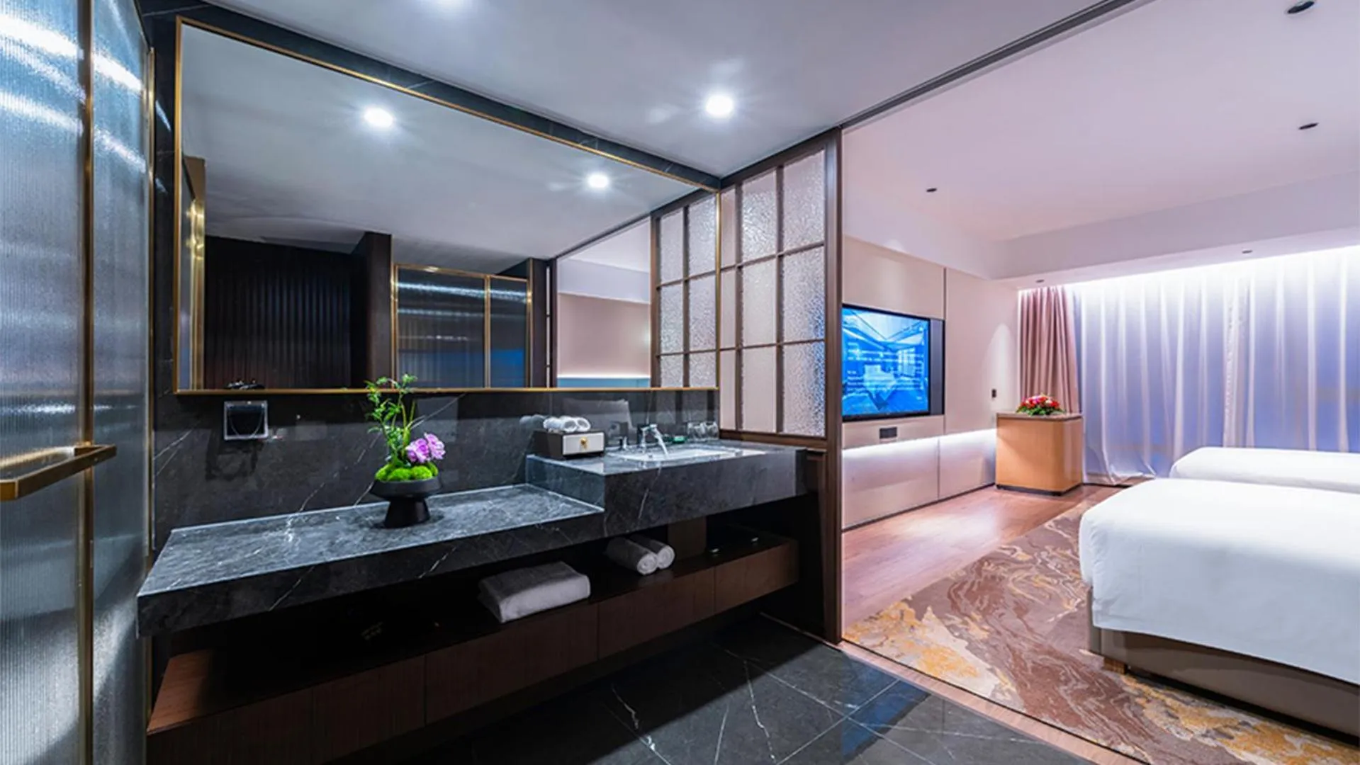 Bathroom, Bed in Wyndham Grand Plaza Royale Ningbo