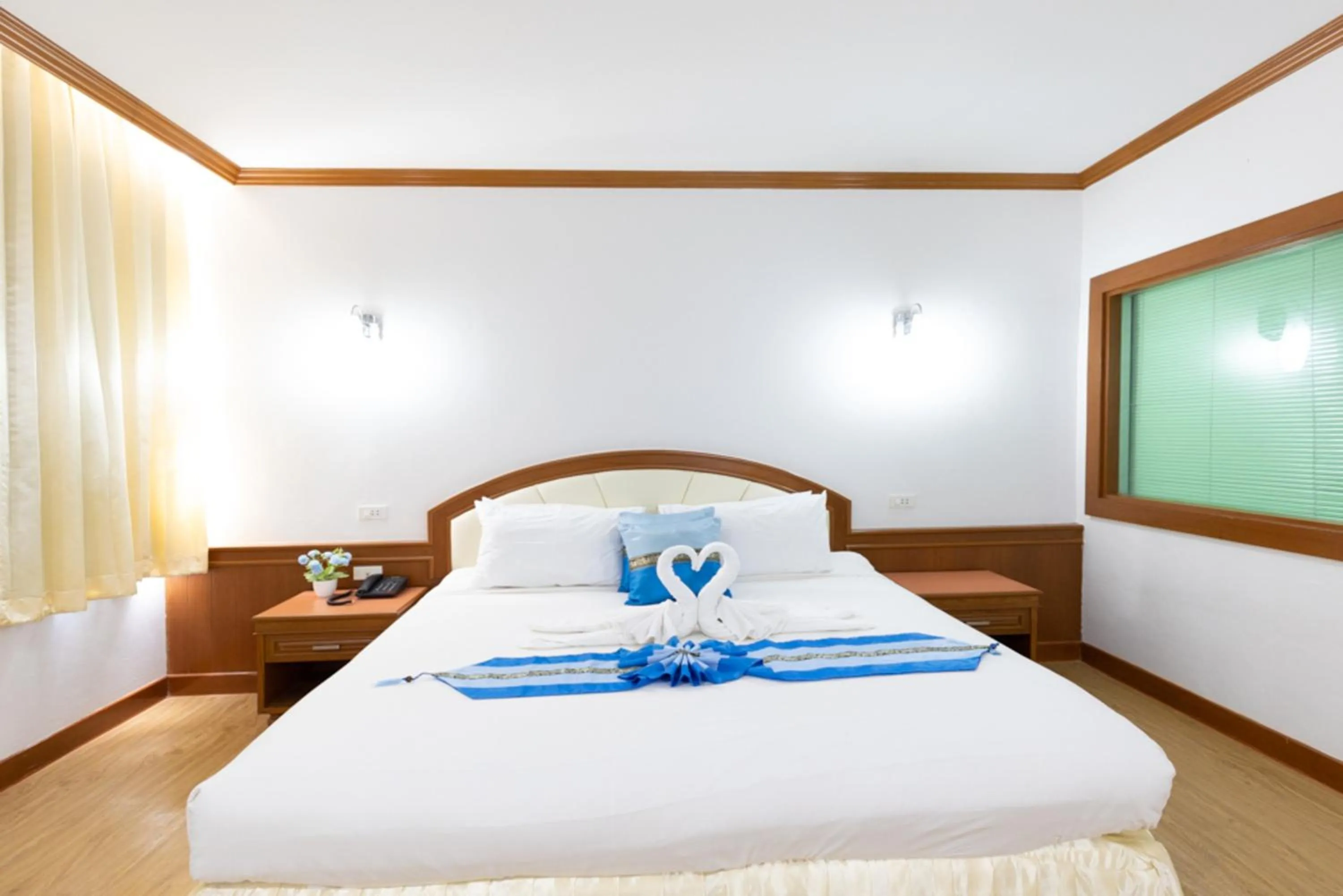 Bedroom, Bed in Chumphon Gardens Hotel