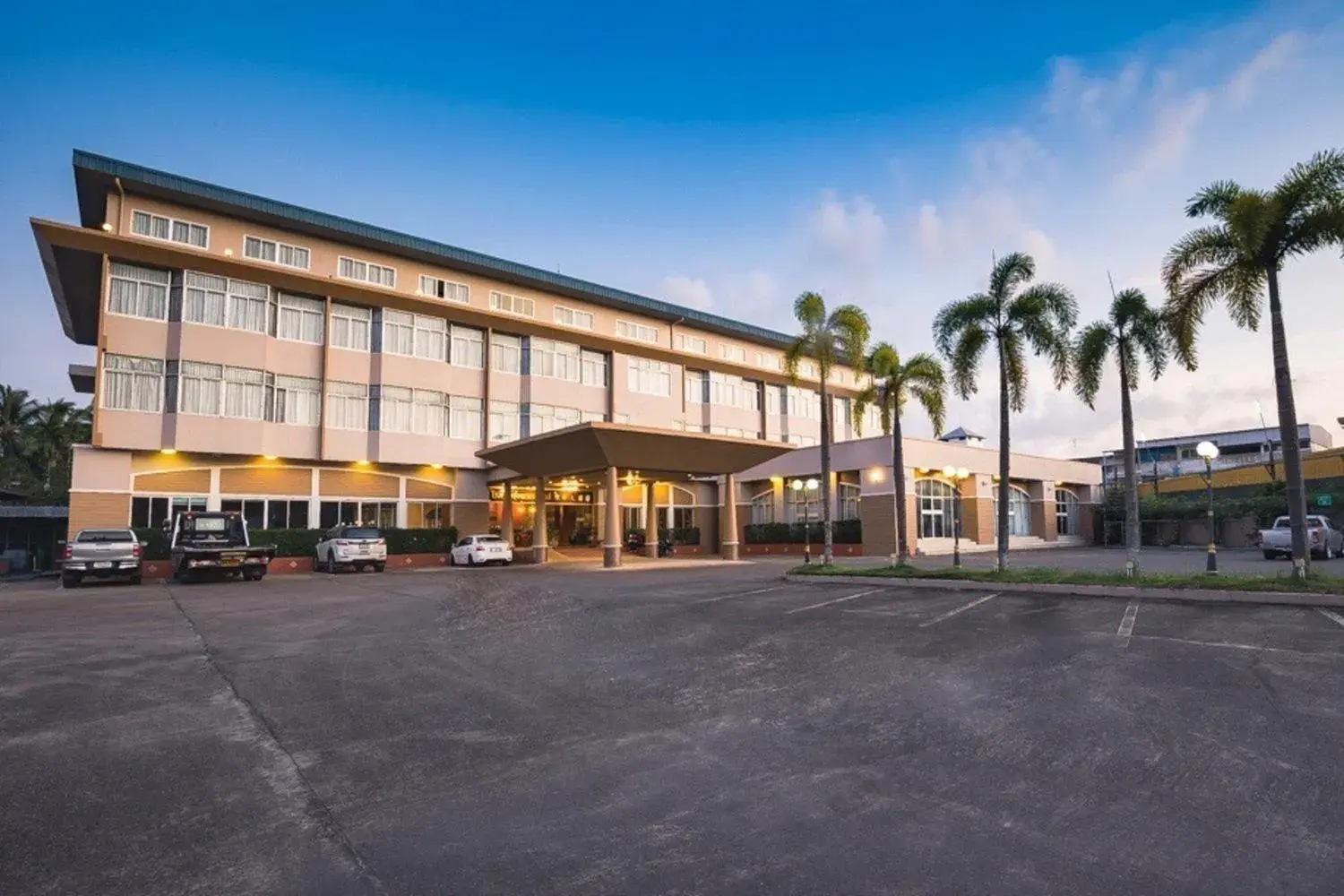 Property building in Chumphon Gardens Hotel Property building in Chumphon Gardens Hotel