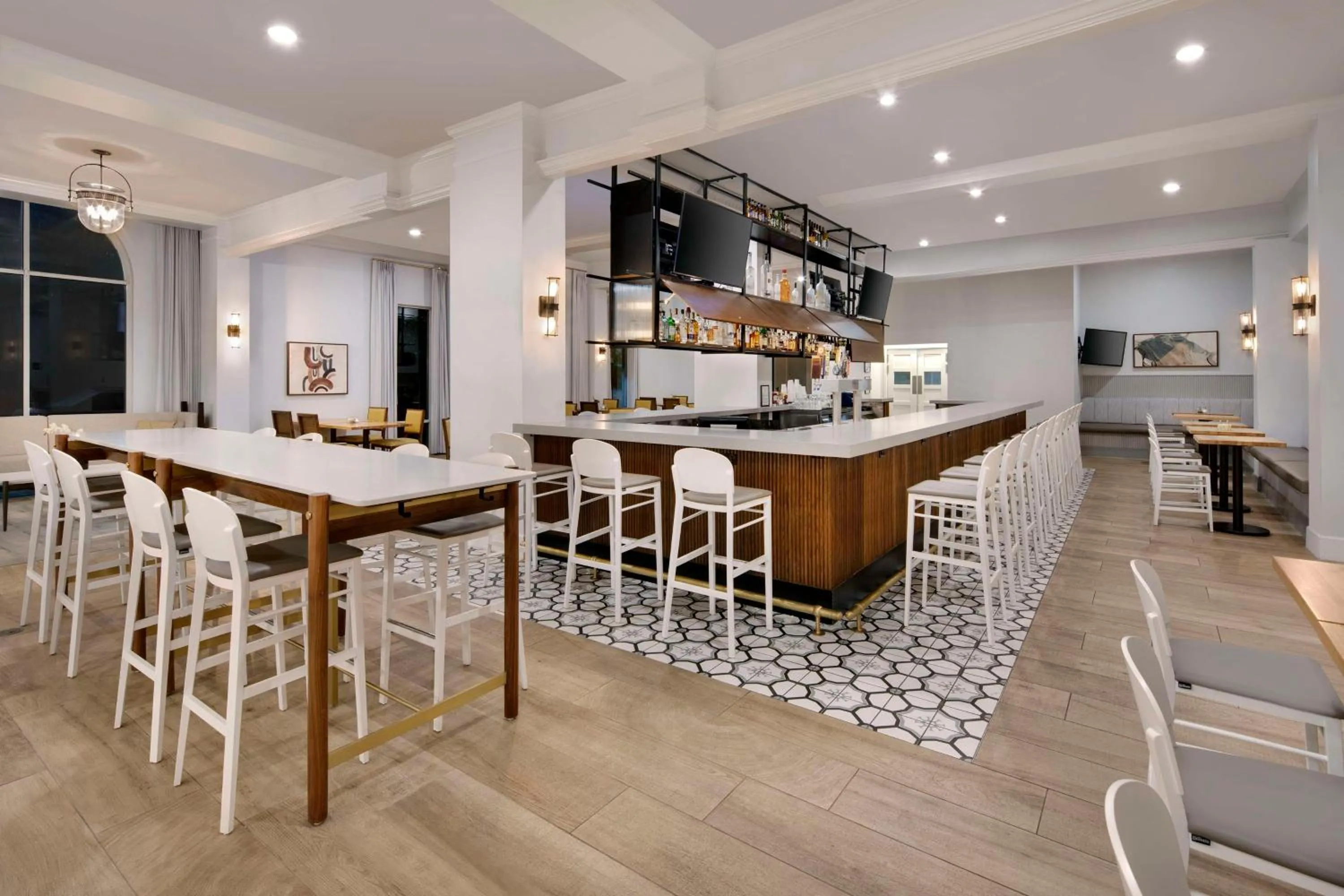 Lounge or bar in DoubleTree by Hilton Atlanta/Roswell - Alpharetta Area