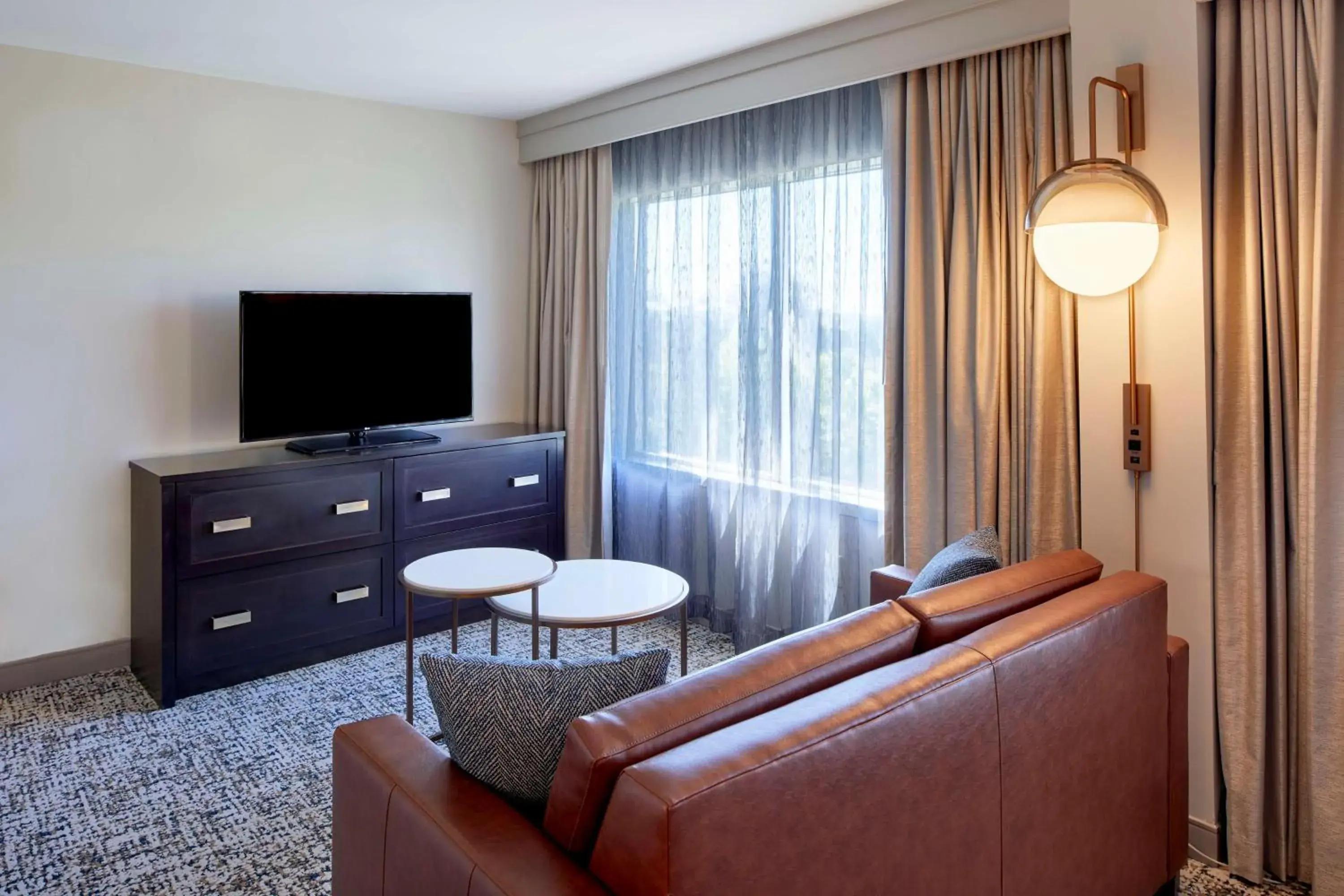 Living room in DoubleTree by Hilton Atlanta/Roswell - Alpharetta Area Living room in DoubleTree by Hilton Atlanta/Roswell - Alpharetta Area