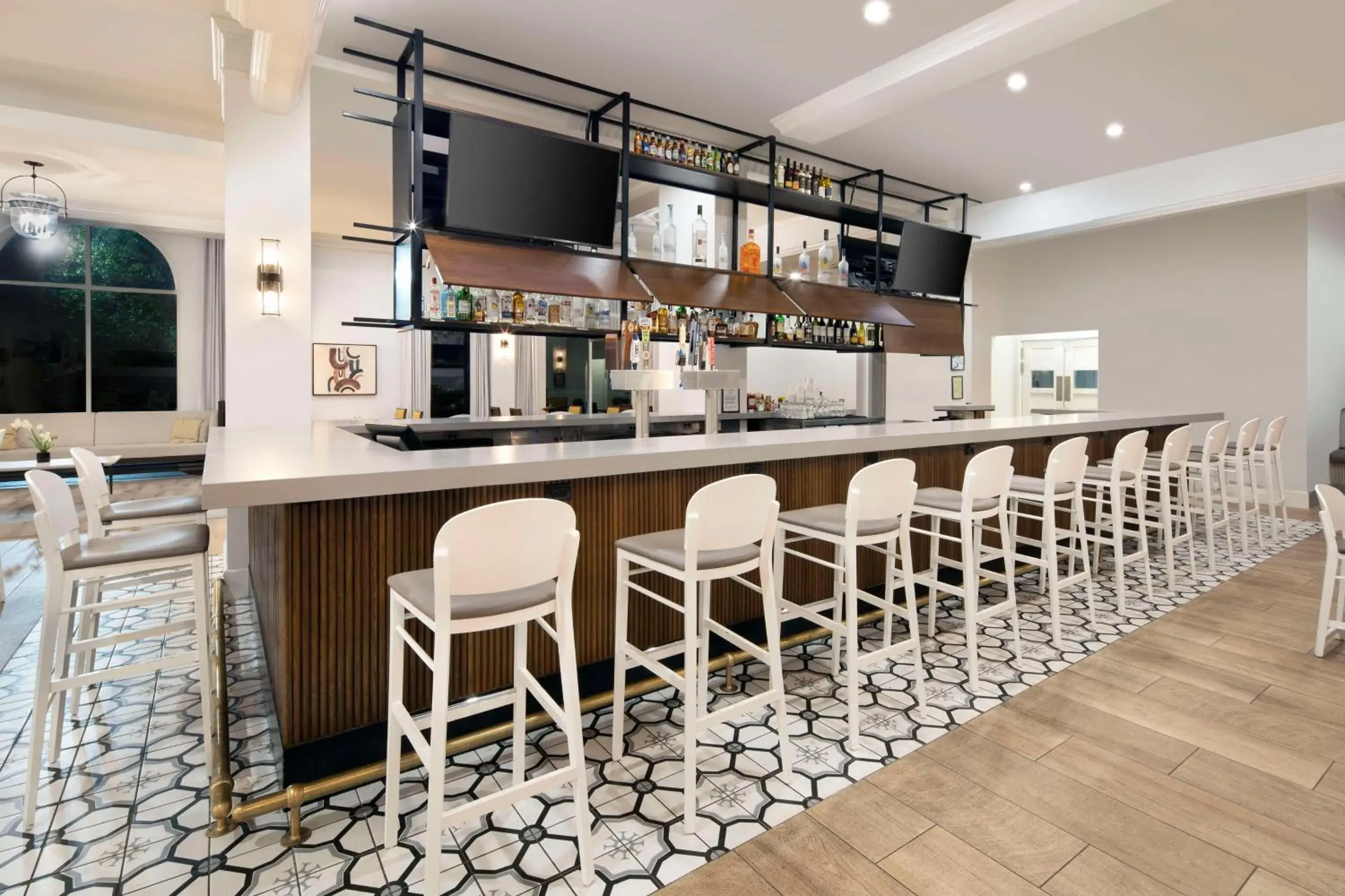 Lounge or bar in DoubleTree by Hilton Atlanta/Roswell - Alpharetta Area Lounge or bar in DoubleTree by Hilton Atlanta/Roswell - Alpharetta Area