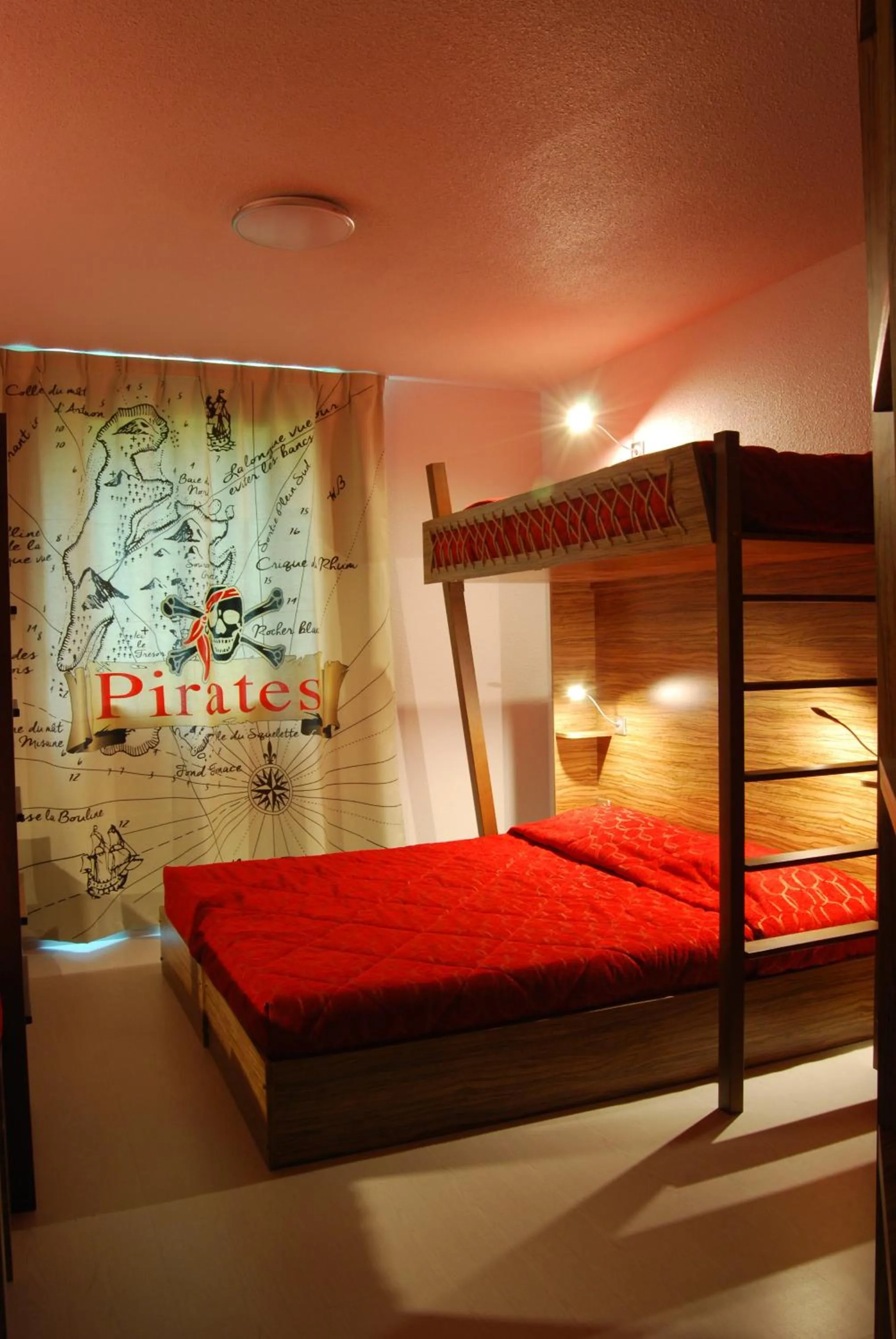 Bedroom, Bed in Hôtel Du Parc - Pirates