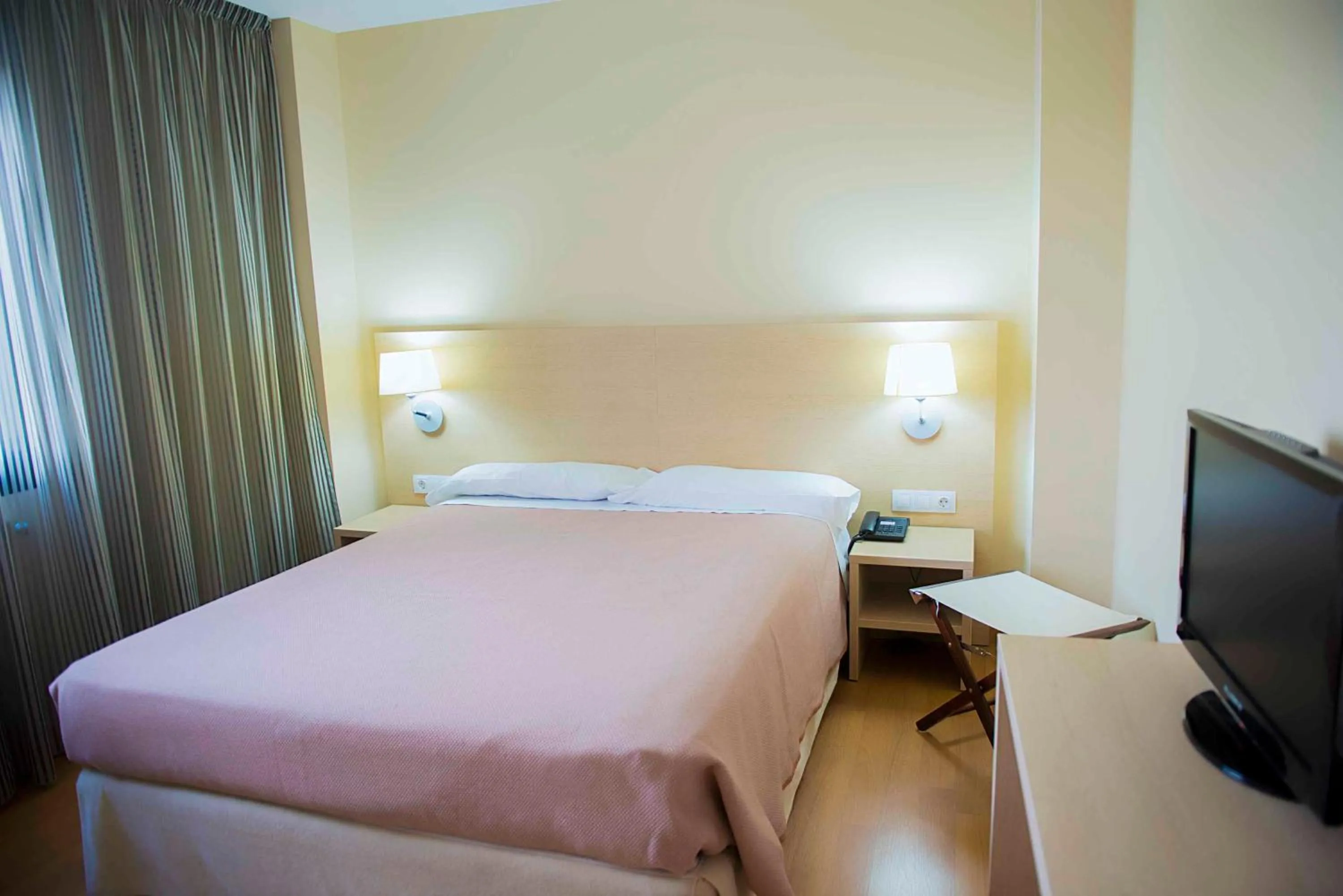 Bed in Hotel Meson de Erosa