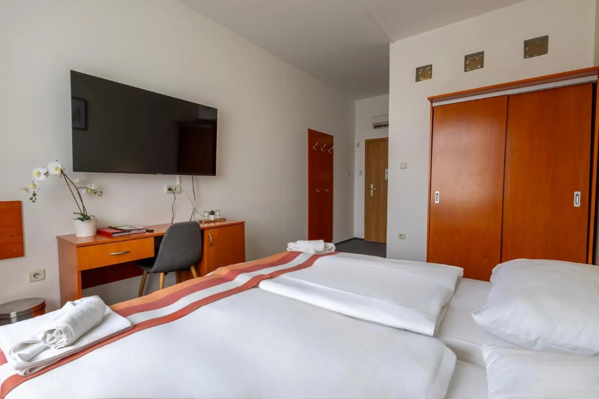 Bed in Fordan Hotel Pécs