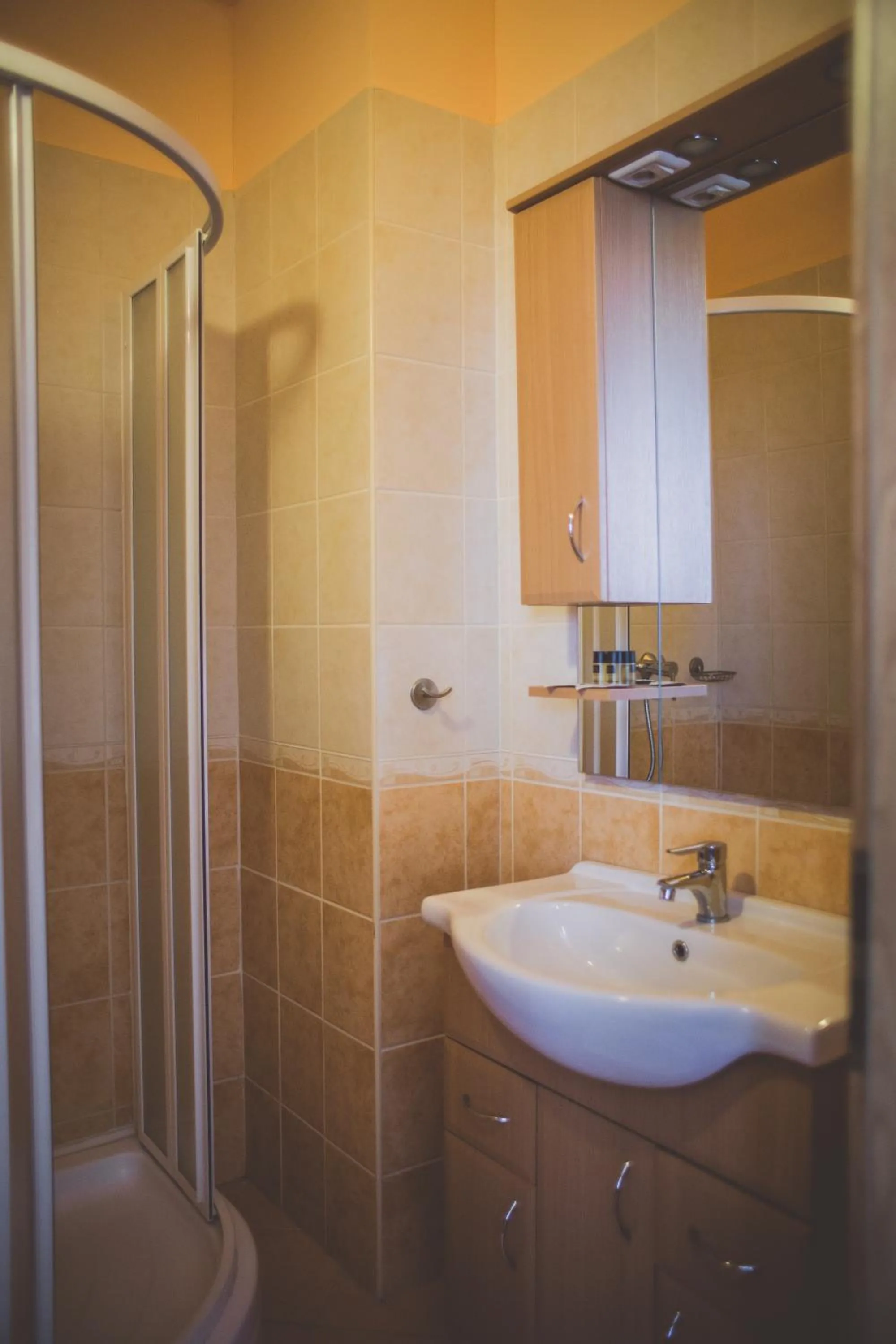 Shower in Fordan Hotel Pécs