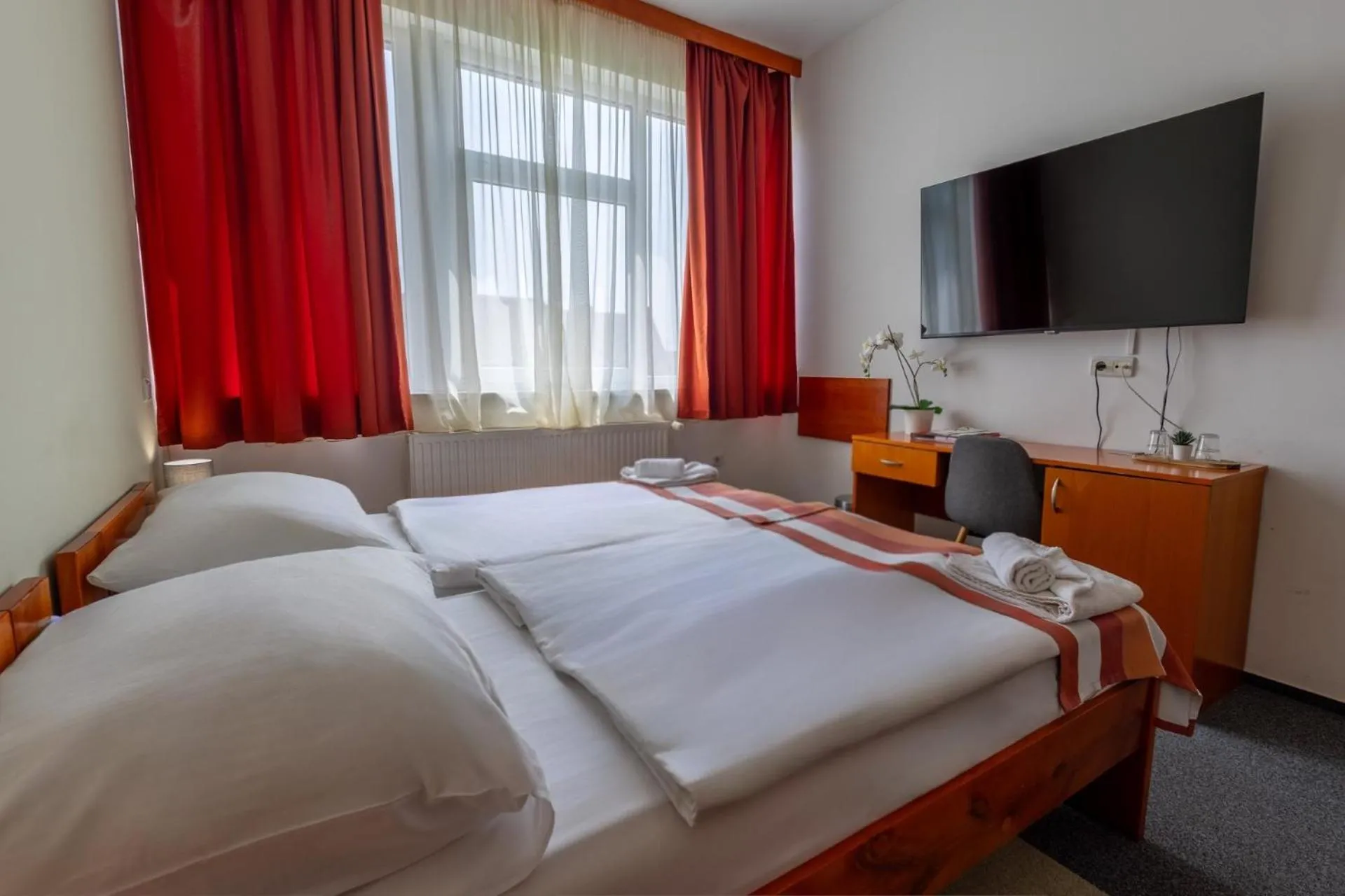 Bed in Fordan Hotel Pécs
