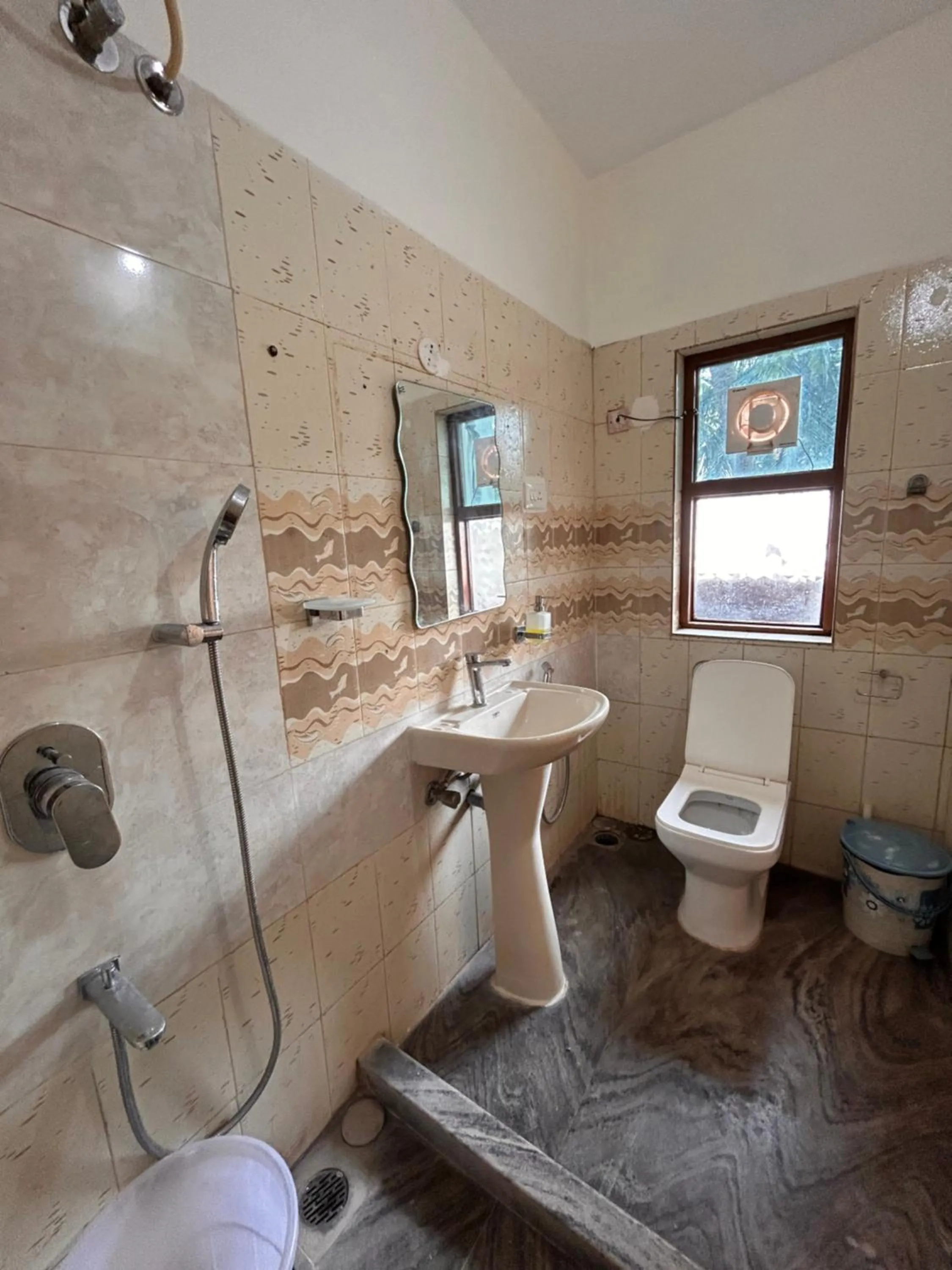 Shower in Maria Paulo Guest House Bar and Restaurant