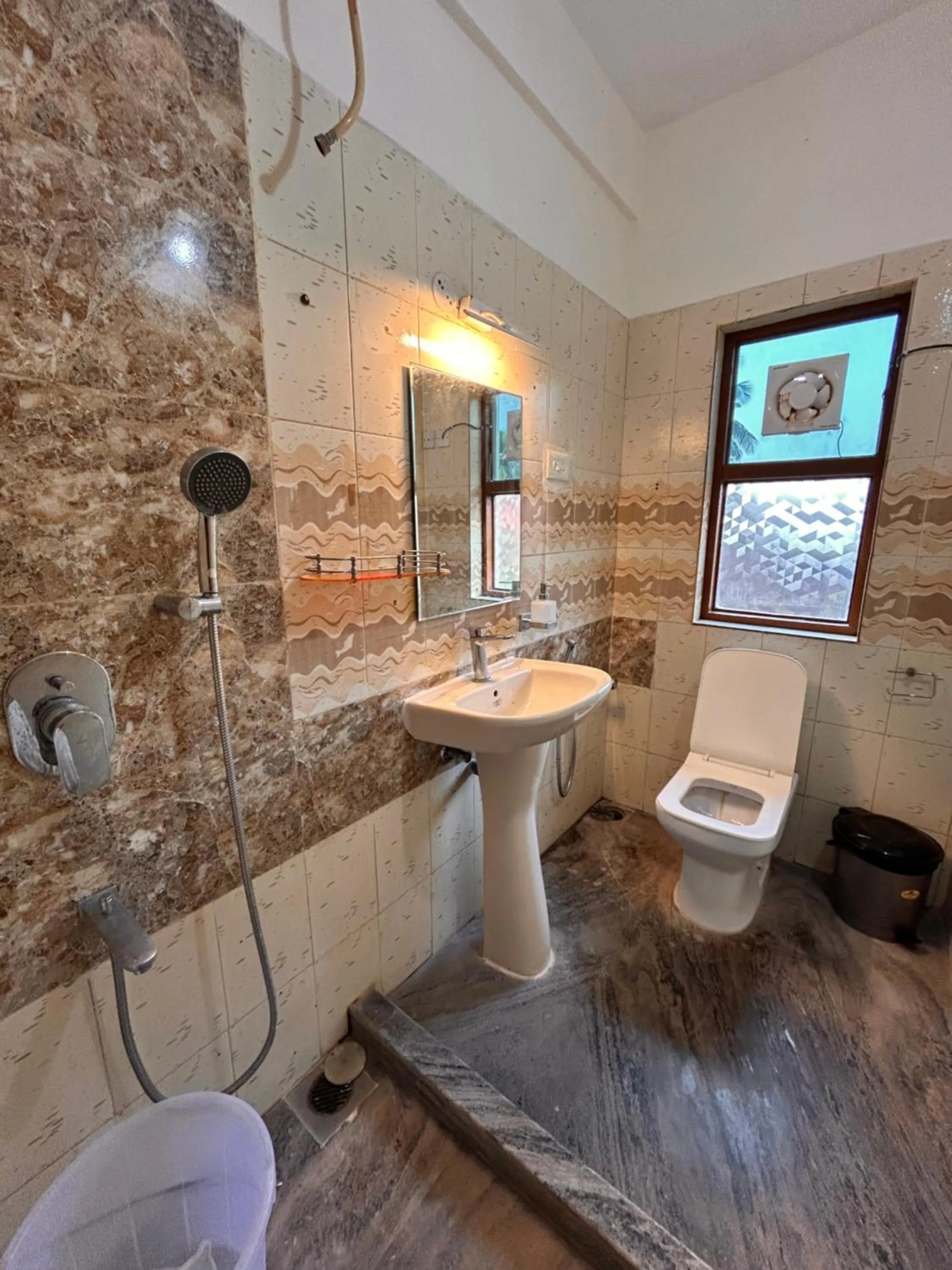 Shower in Maria Paulo Guest House Bar and Restaurant