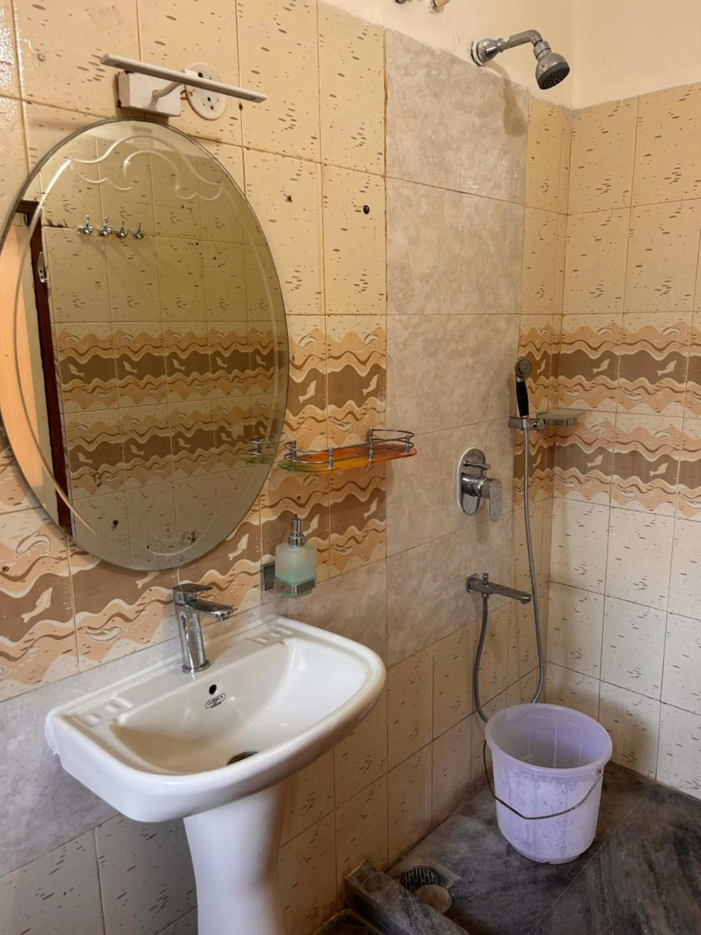 Shower in Maria Paulo Guest House Bar and Restaurant