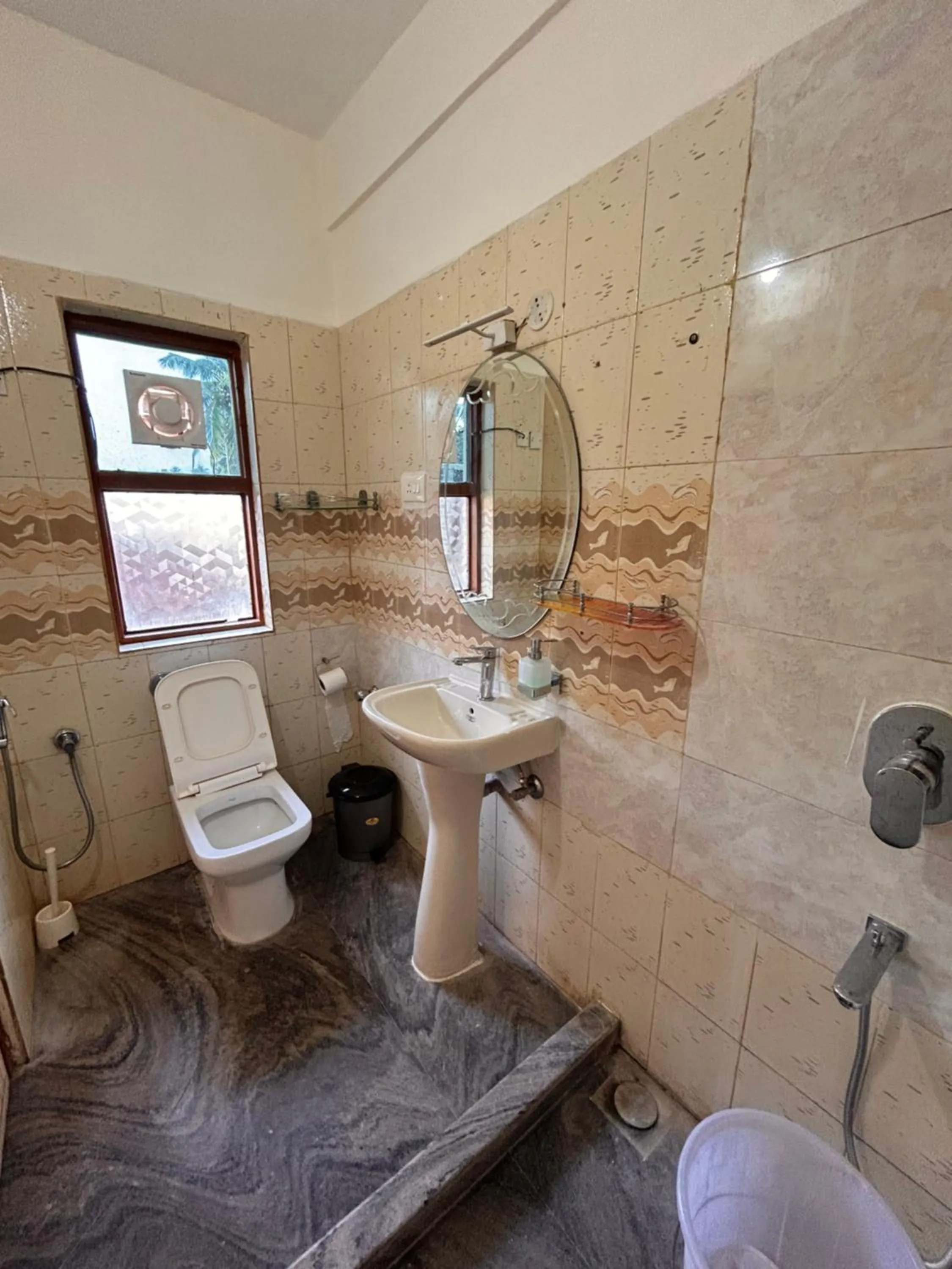 Shower in Maria Paulo Guest House Bar and Restaurant