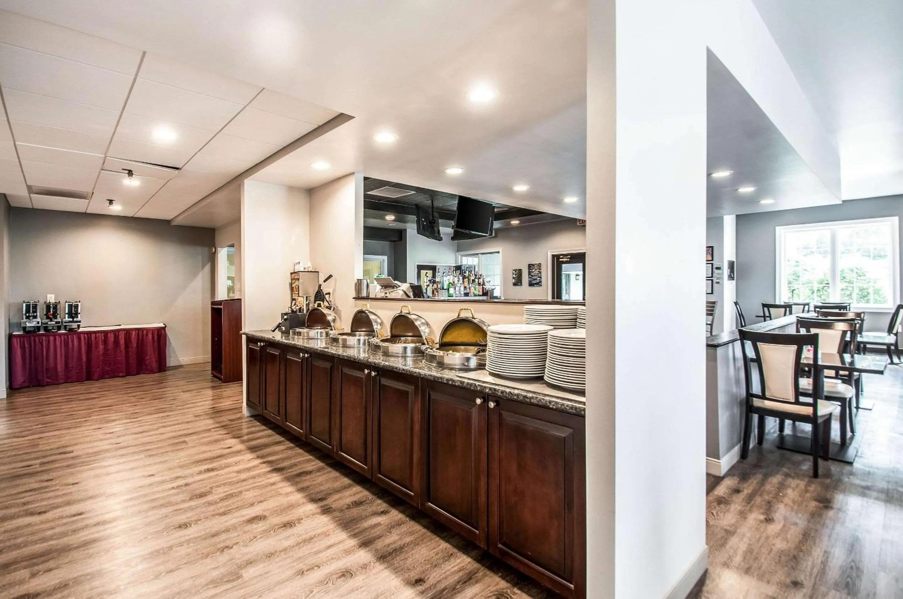 Restaurant/places to eat in Clarion Hotel & Conference Center Leesburg