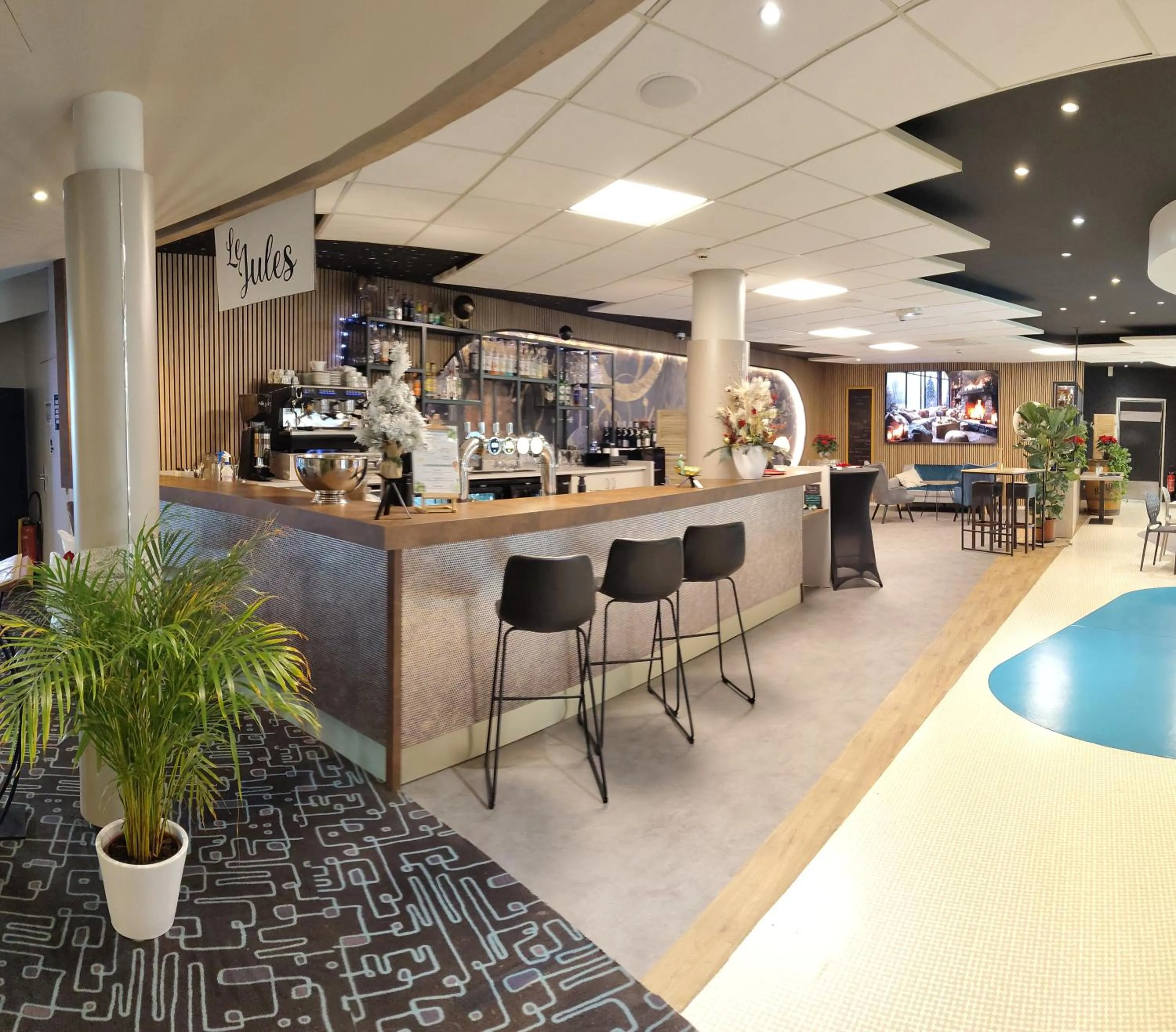 Lounge or bar in Kyriad Poitiers Jules Verne Site du Futuroscope