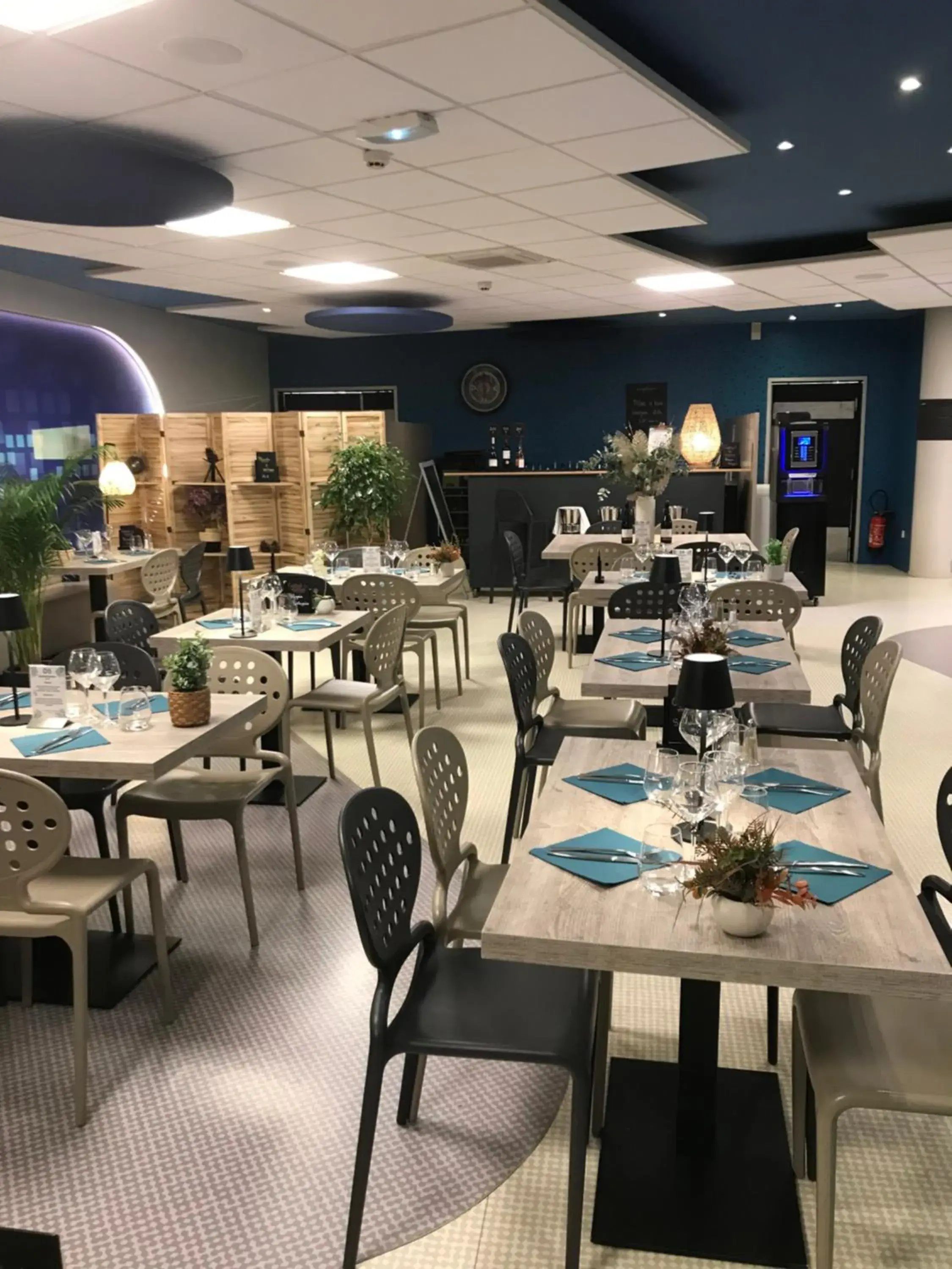 Restaurant/places to eat in Kyriad Poitiers Jules Verne Site du Futuroscope Restaurant/places to eat in Kyriad Poitiers Jules Verne Site du Futuroscope